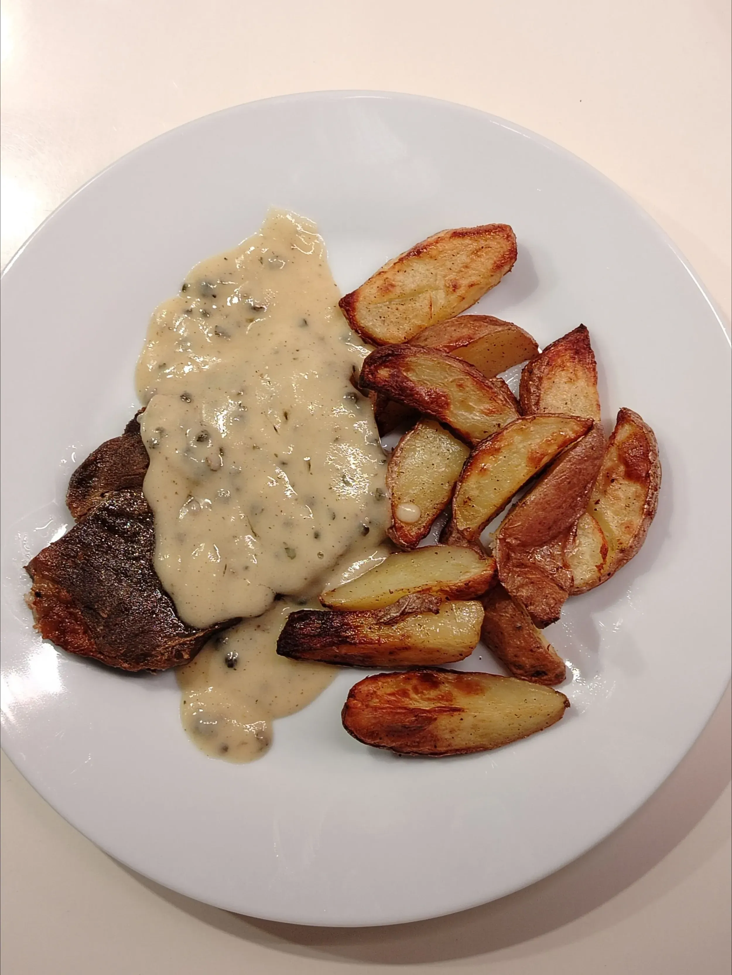 sült tarja zöld borsos-mustáros mártással, steakburgonyával
