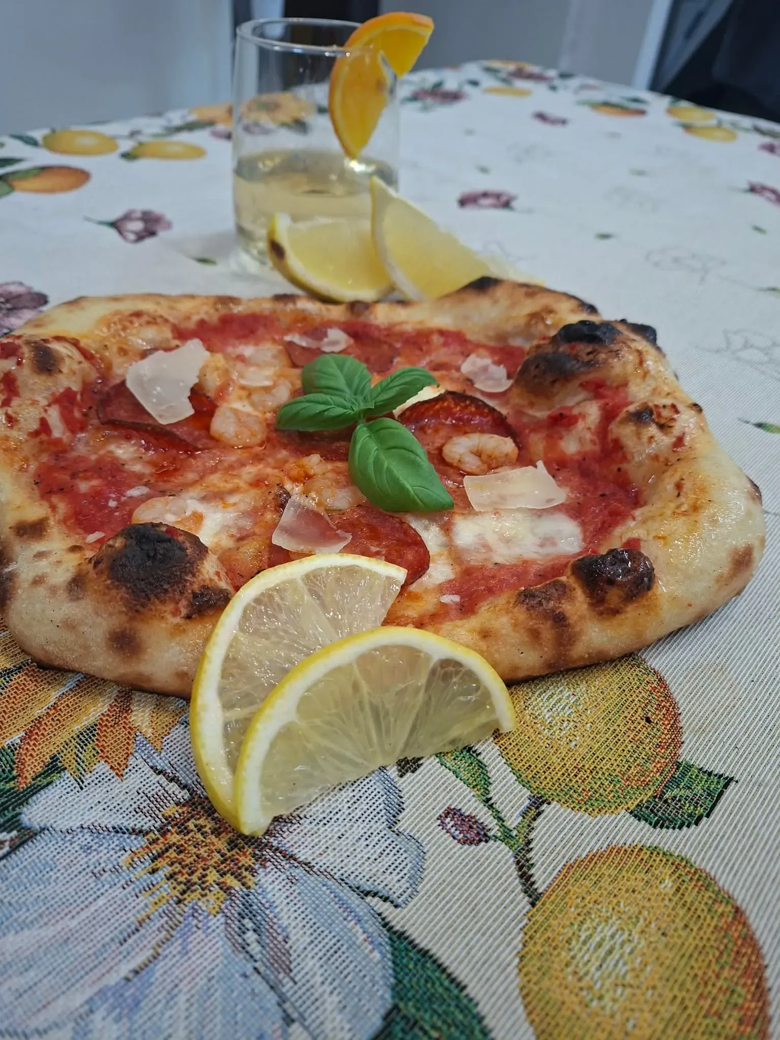 garnélás-kolbászos pizza