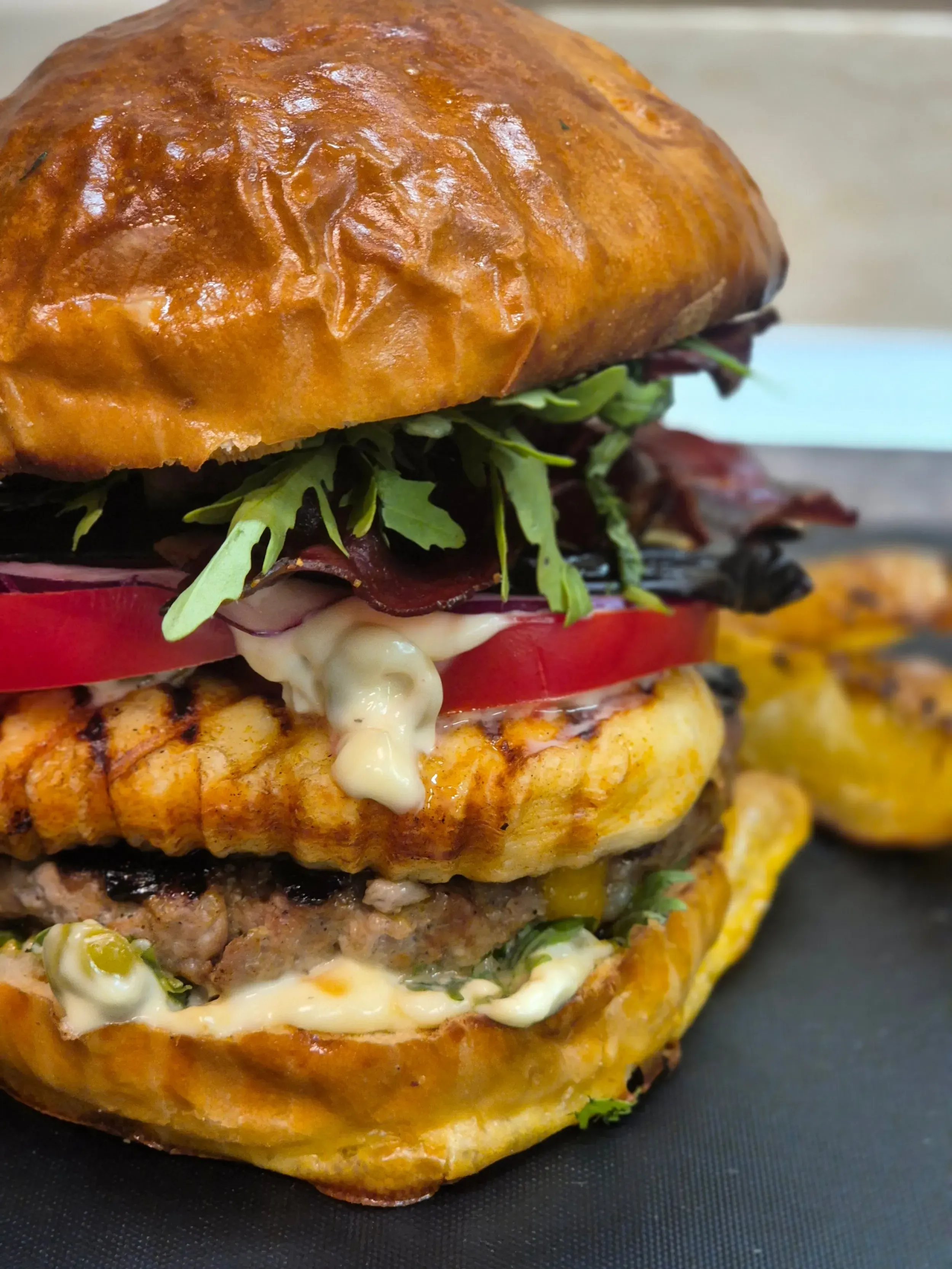 bifteki burger aszalt paradicsomos házi puffanccsal