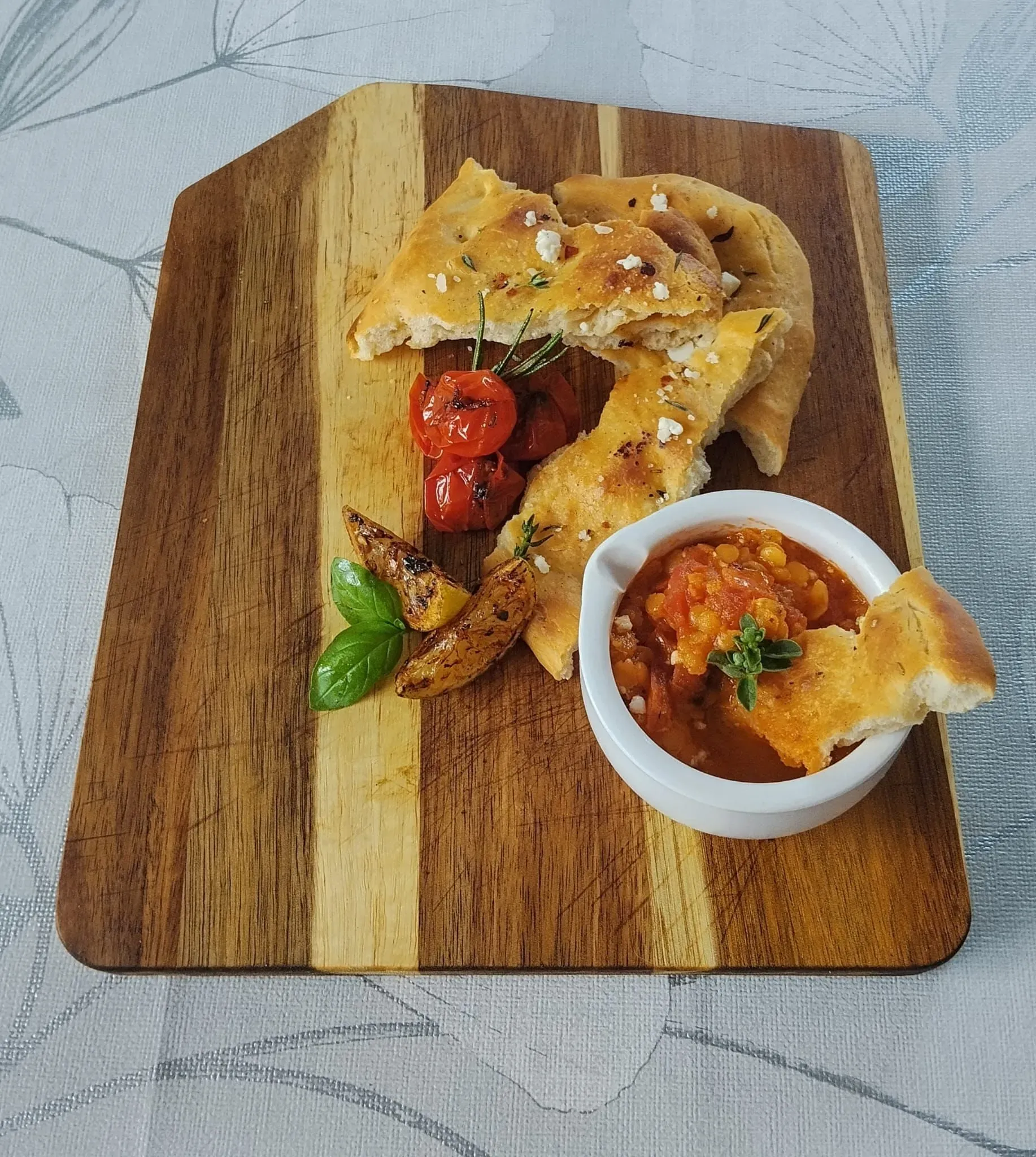 mediterrán lepény vörös lencsés paradicsomraguval
