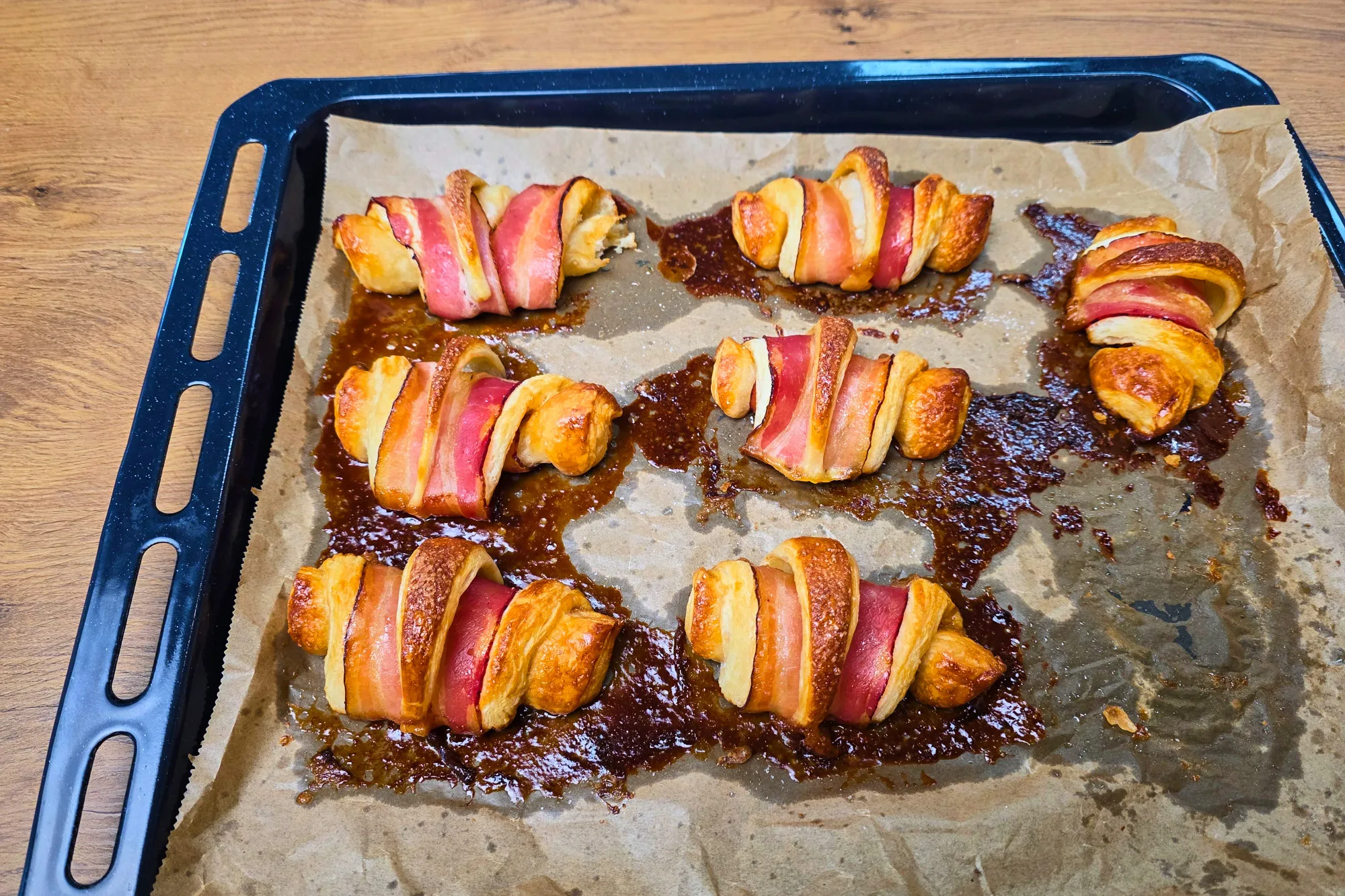baconbe tekert karamellszószos croissant