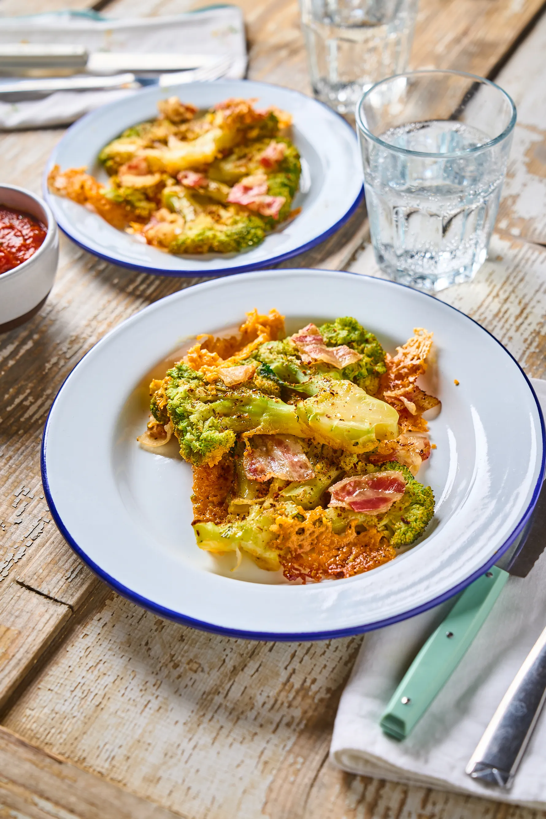 Smashed brokkoli baconnel és sajttal tányéron