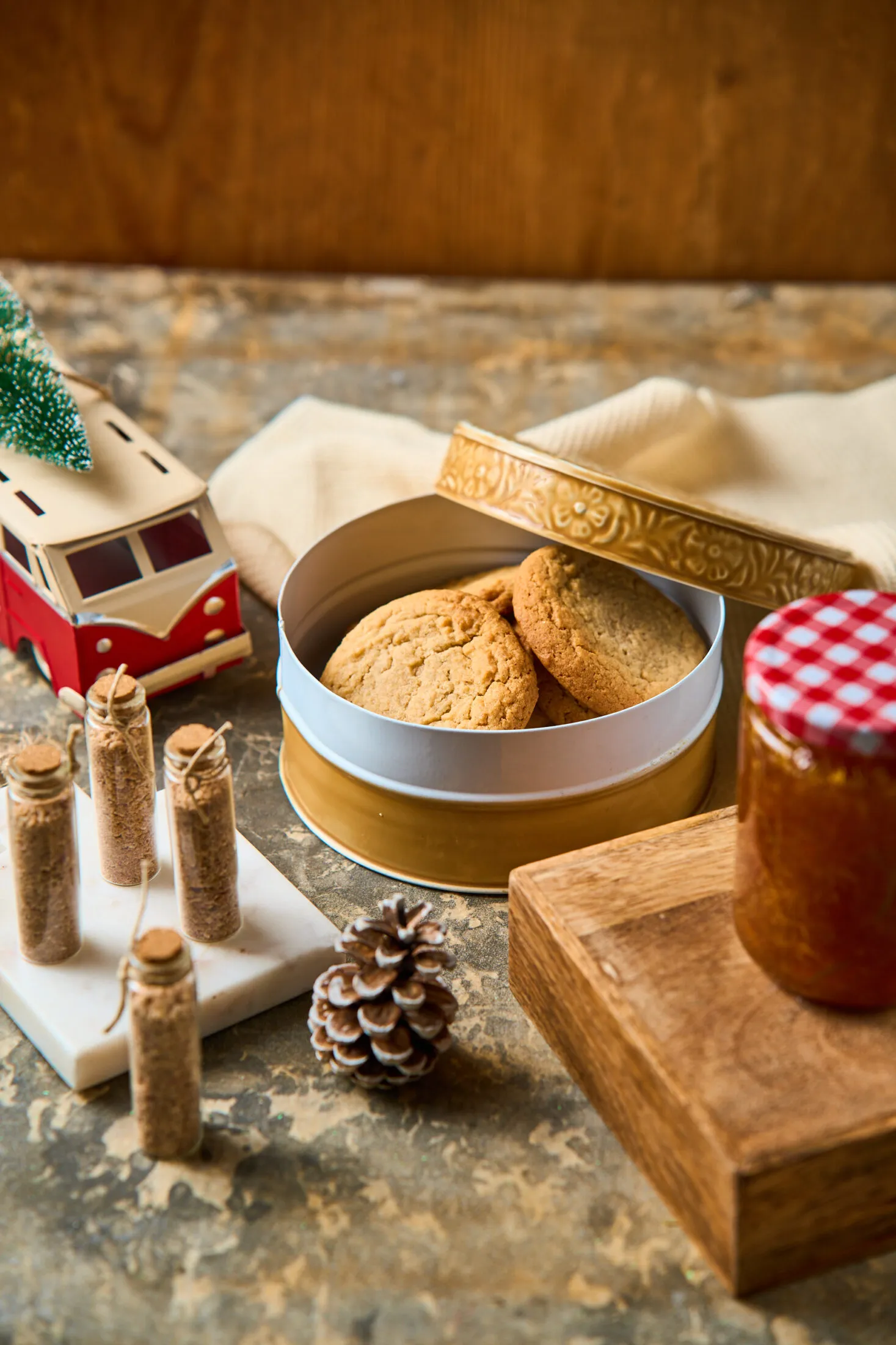 Gyömbéres-mézes keksz dobozban