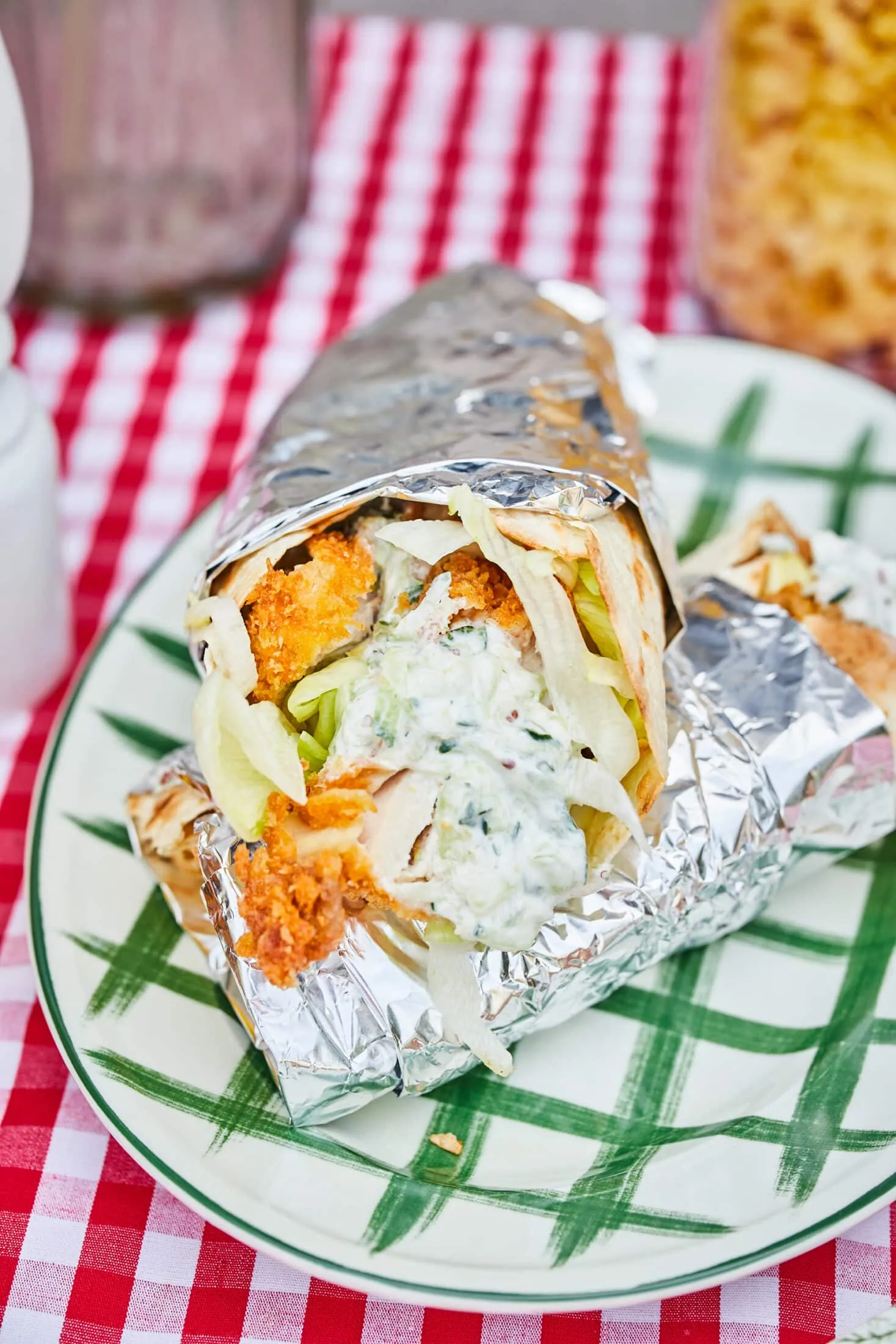 bbq-wrap-rantott-csirkecombbal-es-uborka-relishsel
