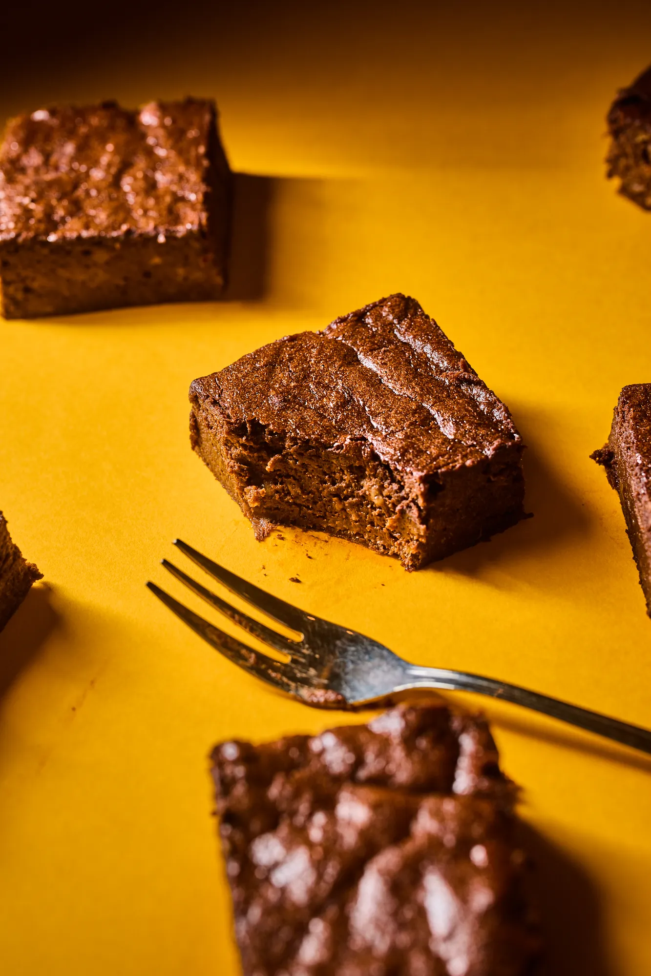 3 hozzávalós banános brownie szeletelve