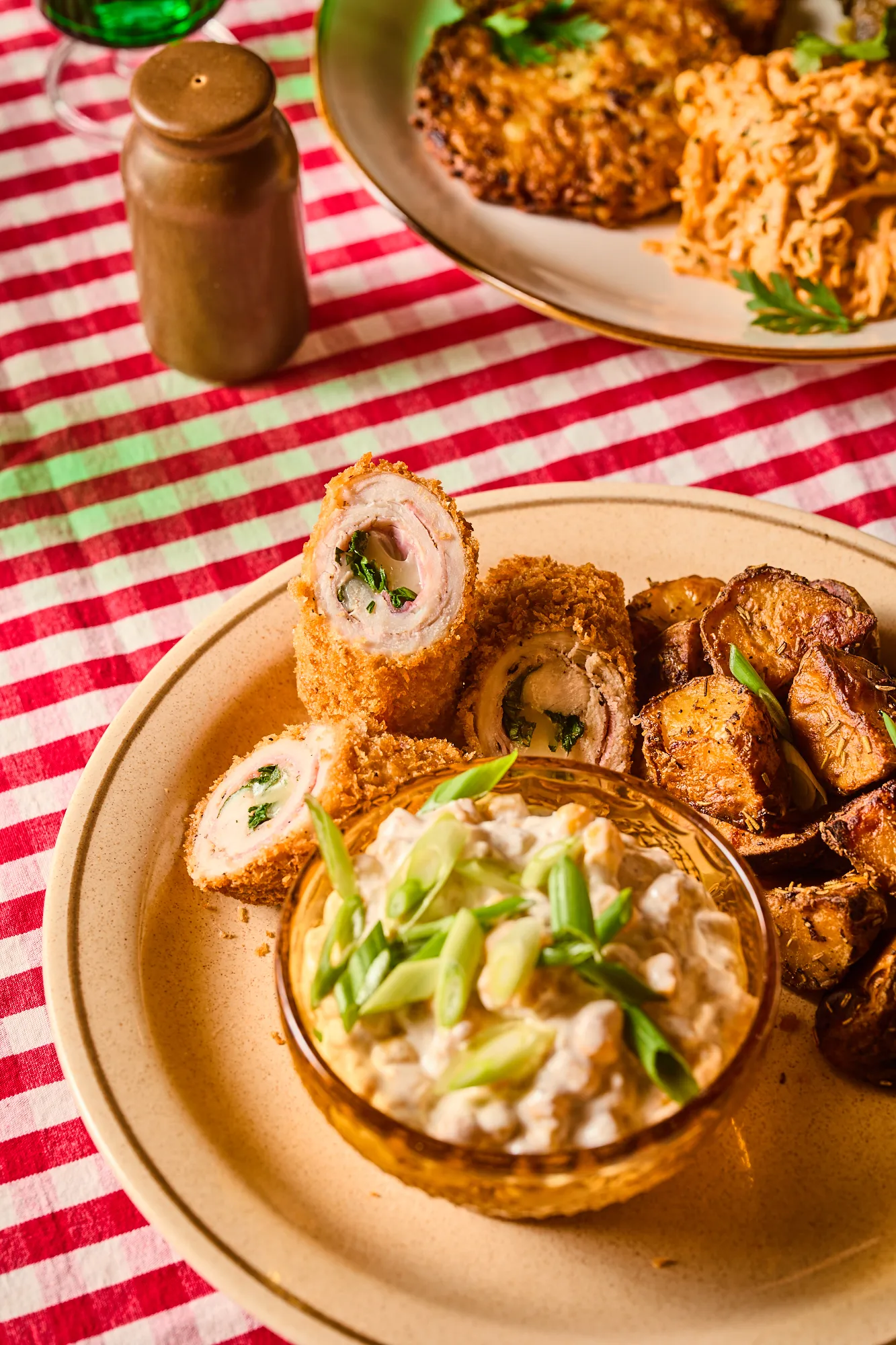 Húsvéti rántott cordon bleu rolád karajból, parmezános parázsburgonya, tormás kukoricasaláta