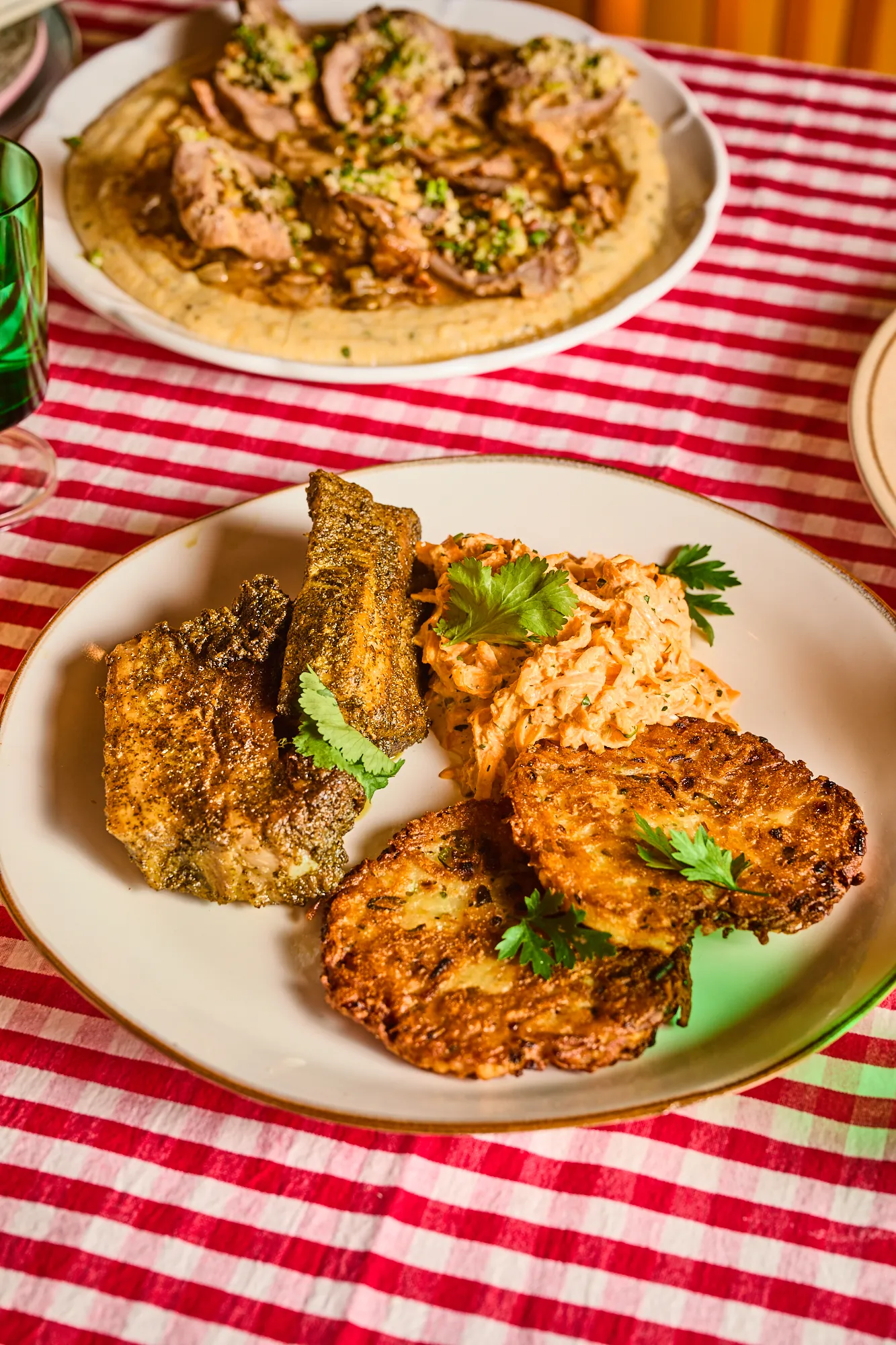 Zöldfűszeres oldalas majonézes répasalátával és hagymás burgonyalepénnyel