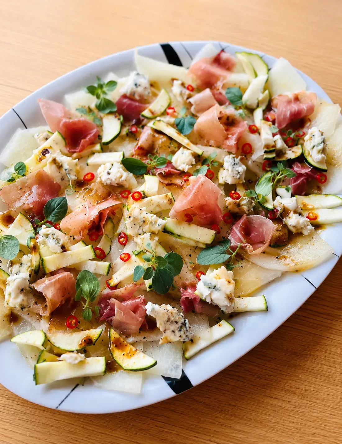 dinnyés carpaccio prosciuttóval, kéksajttal és cukkinivel