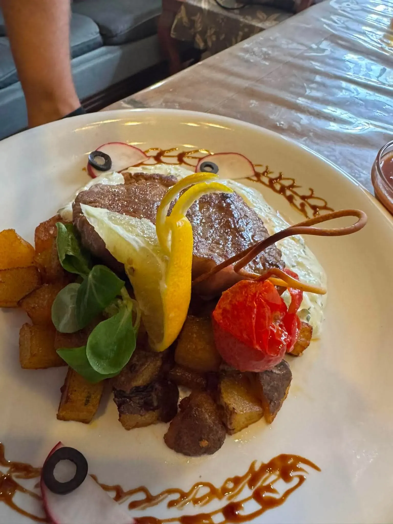 bárány steak fűszeres sült burgonyával és tzatzikivel