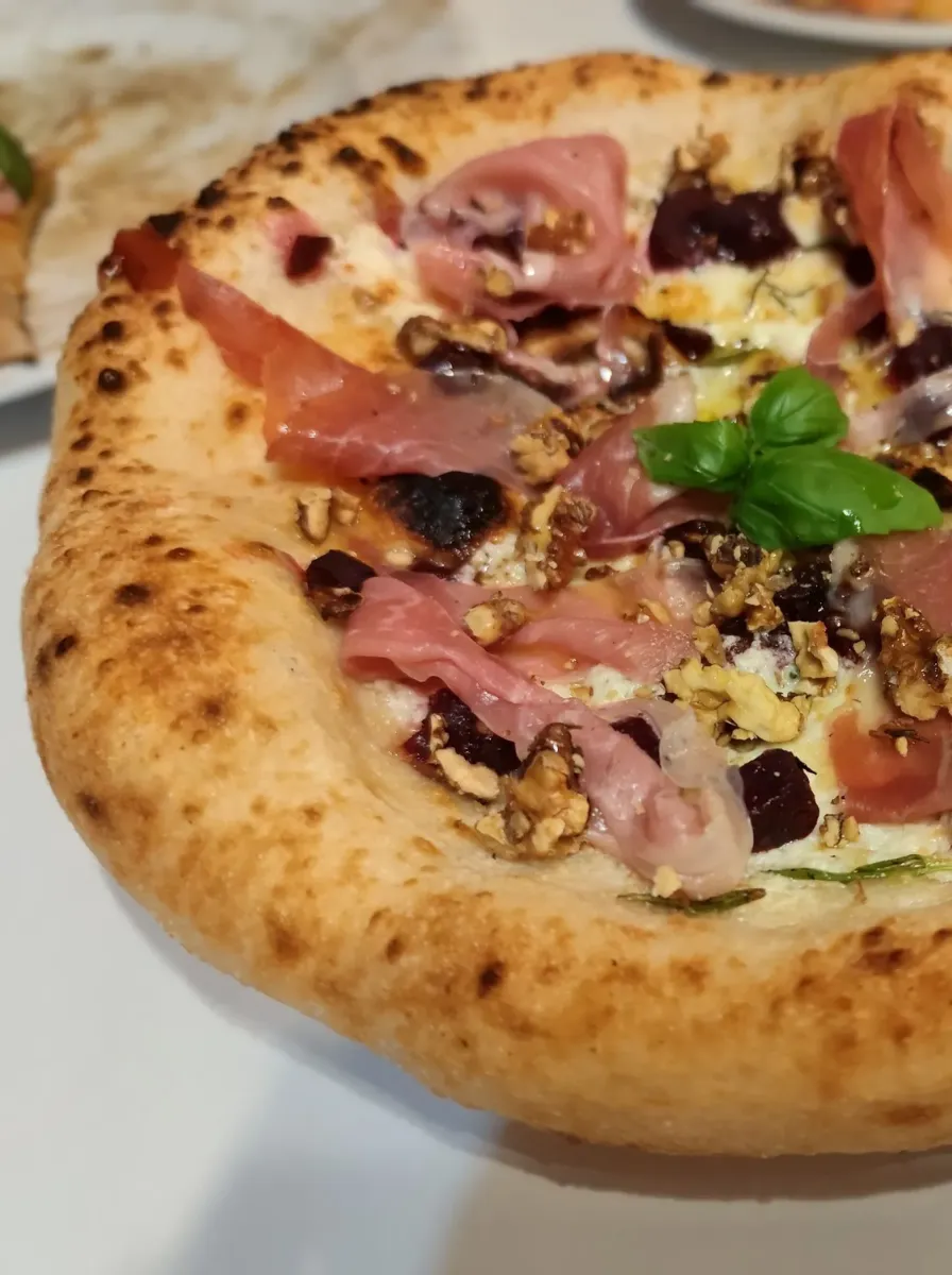 ujhullámos pizza kecskesajttal és céklával