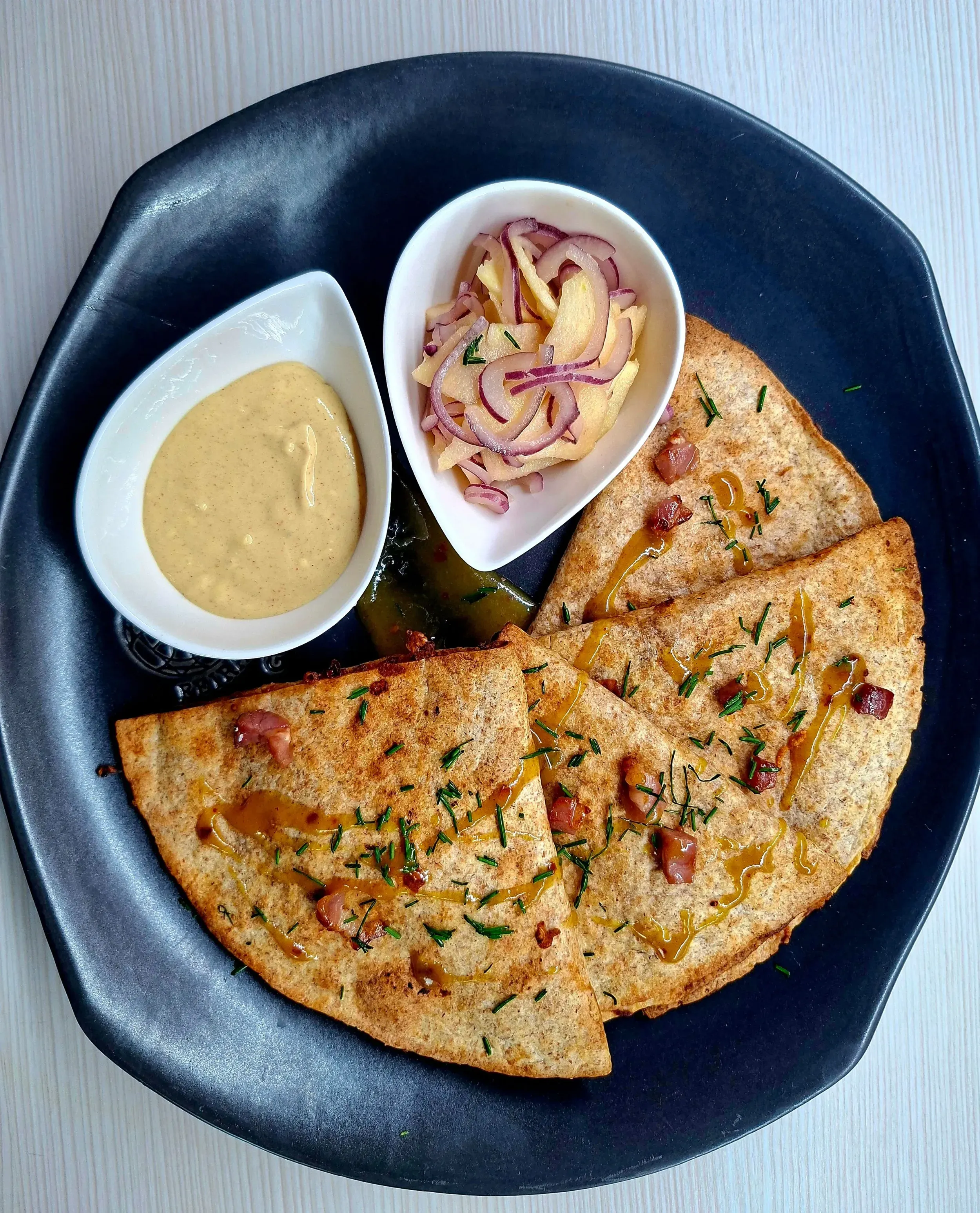 mézes-mustáros tortilla lila hagymás almasalátával és mustárlekvárral