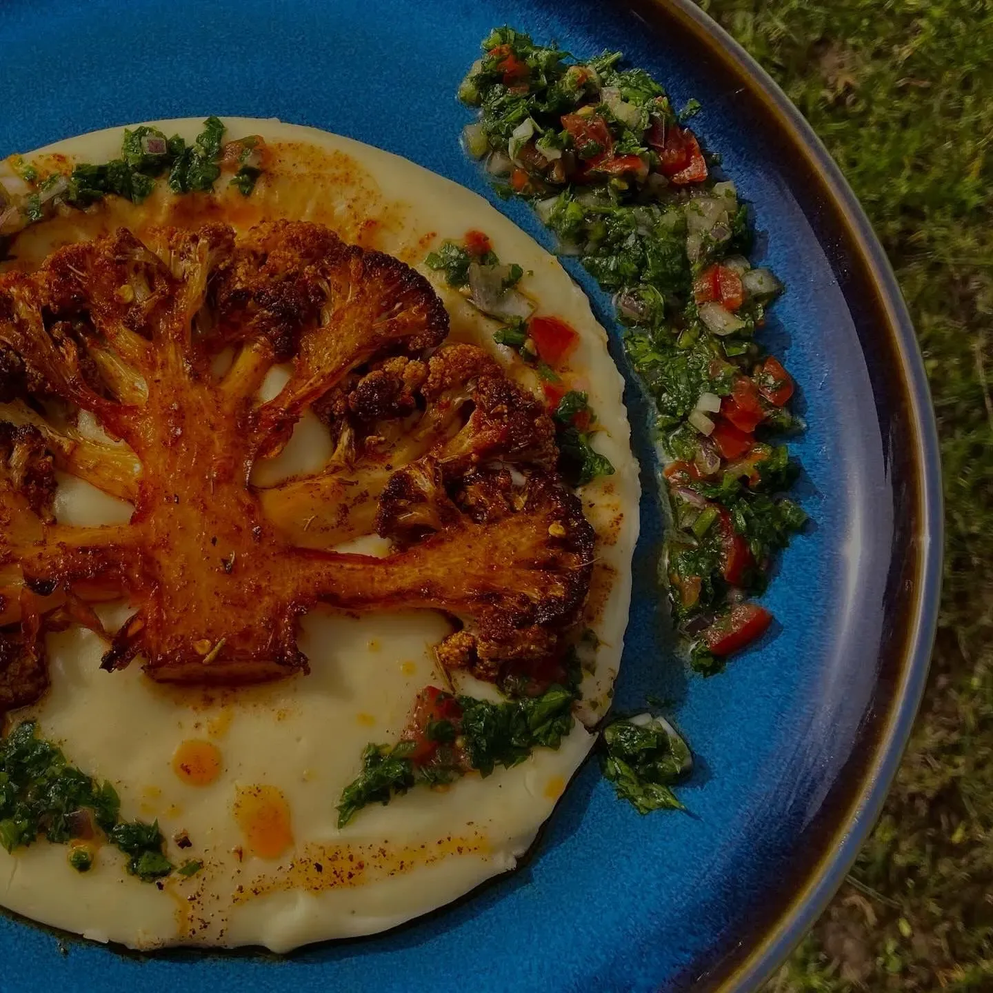 mediterrán karfiolsteak selymes burgonyakrémmel és salsa verdével