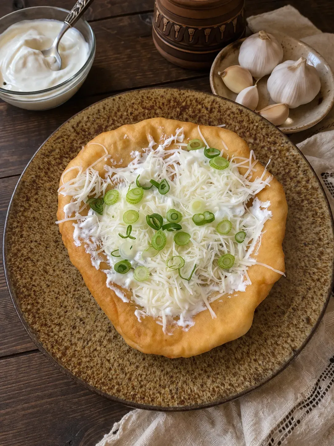 házi lángos tejföllel és sajttal