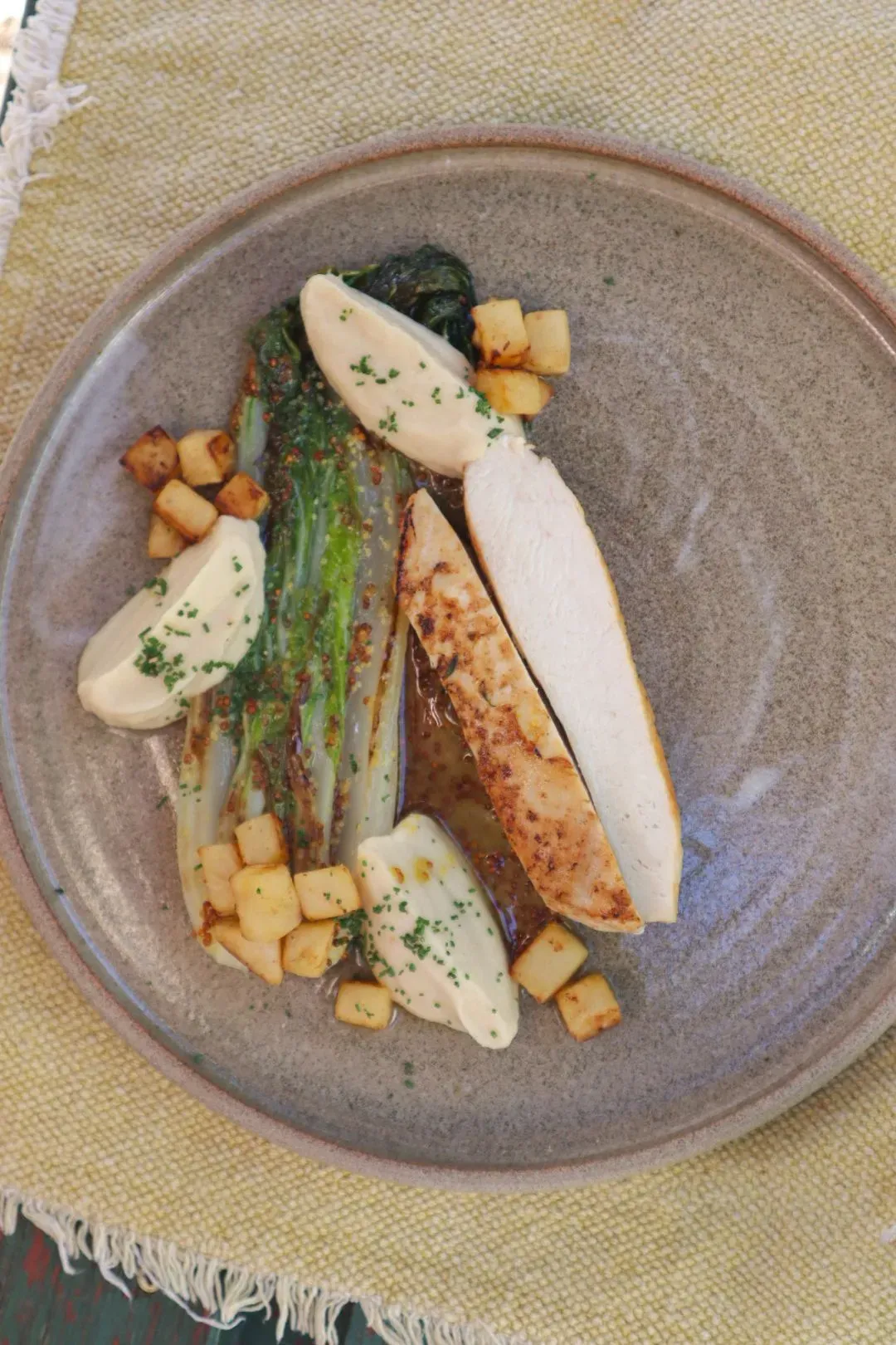 mustáros pak choi saláta zellerrel és csirkemellel