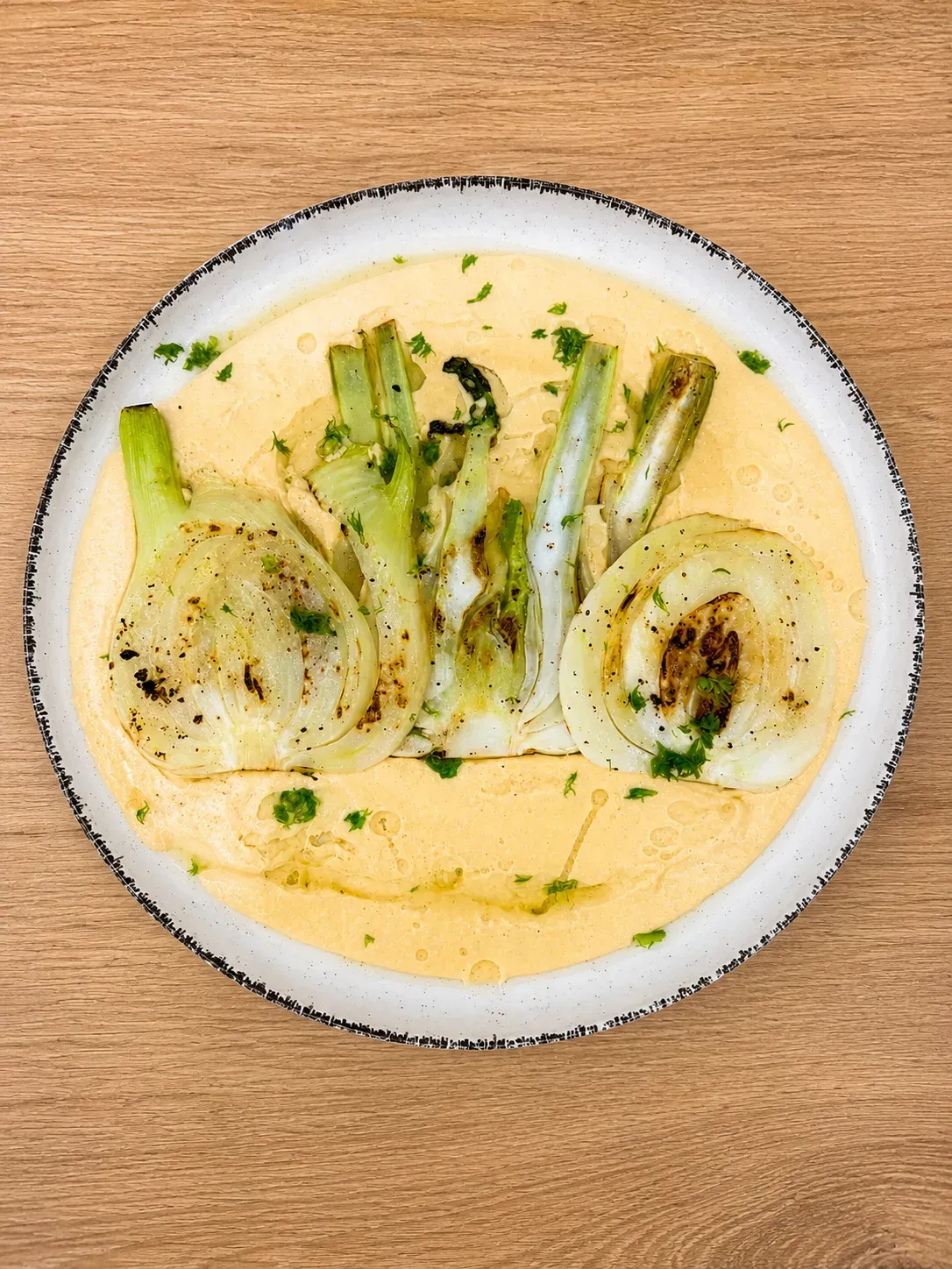 grillezett édeskömény hummuszon