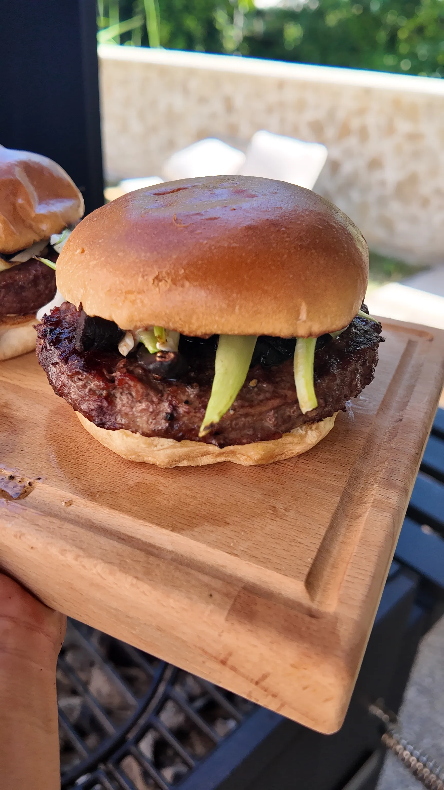 marinált shiitake gombás hamburger grillezett pak choi-jal