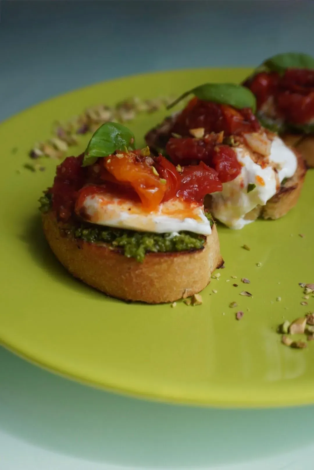 bruschetta pisztáciapesztóval, burratával és sült koktélparadicsommal