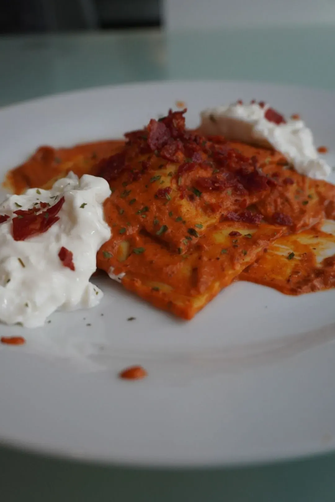 burratás spanakopita-ravioli romescóval és chorizóval