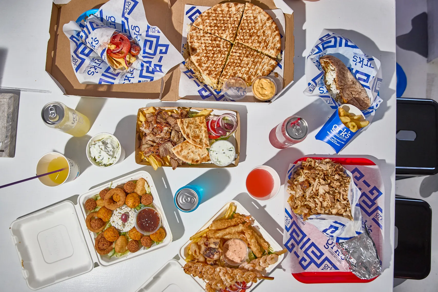 Megterített asztal a GRK's Greek Kitchen új éttermében
