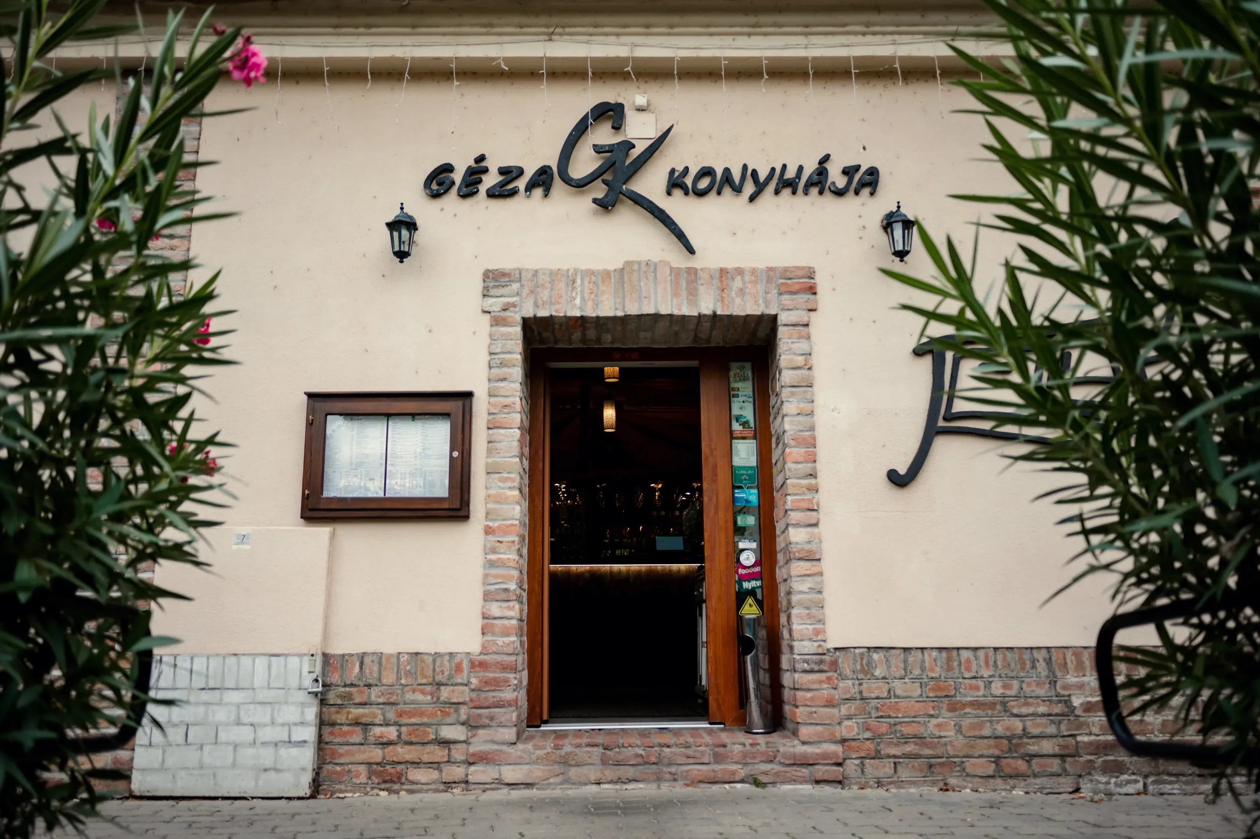 A Géza Konyhája bejárata az ikonikus logóval
