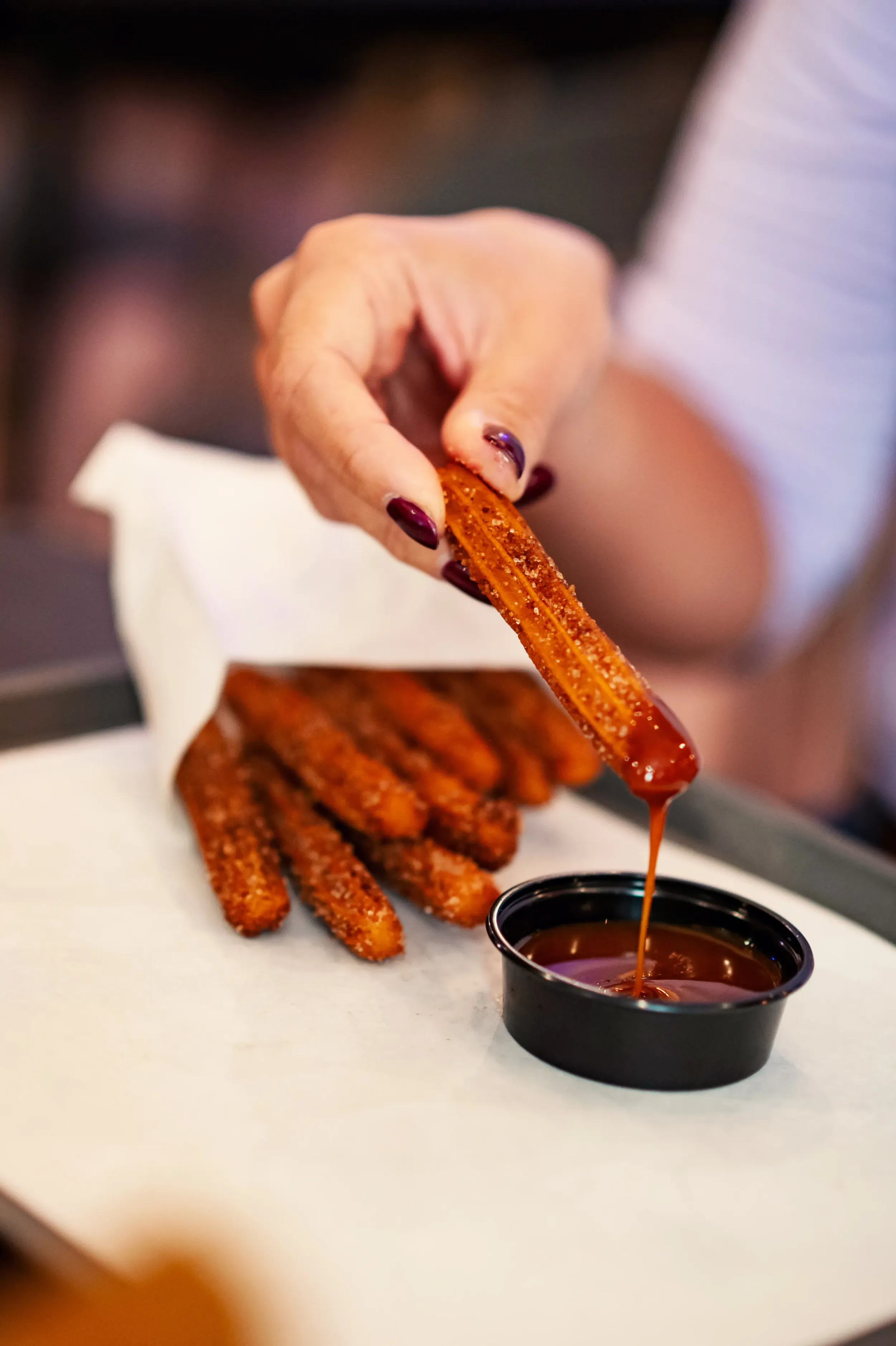 Churros karamellkrémbe mártva