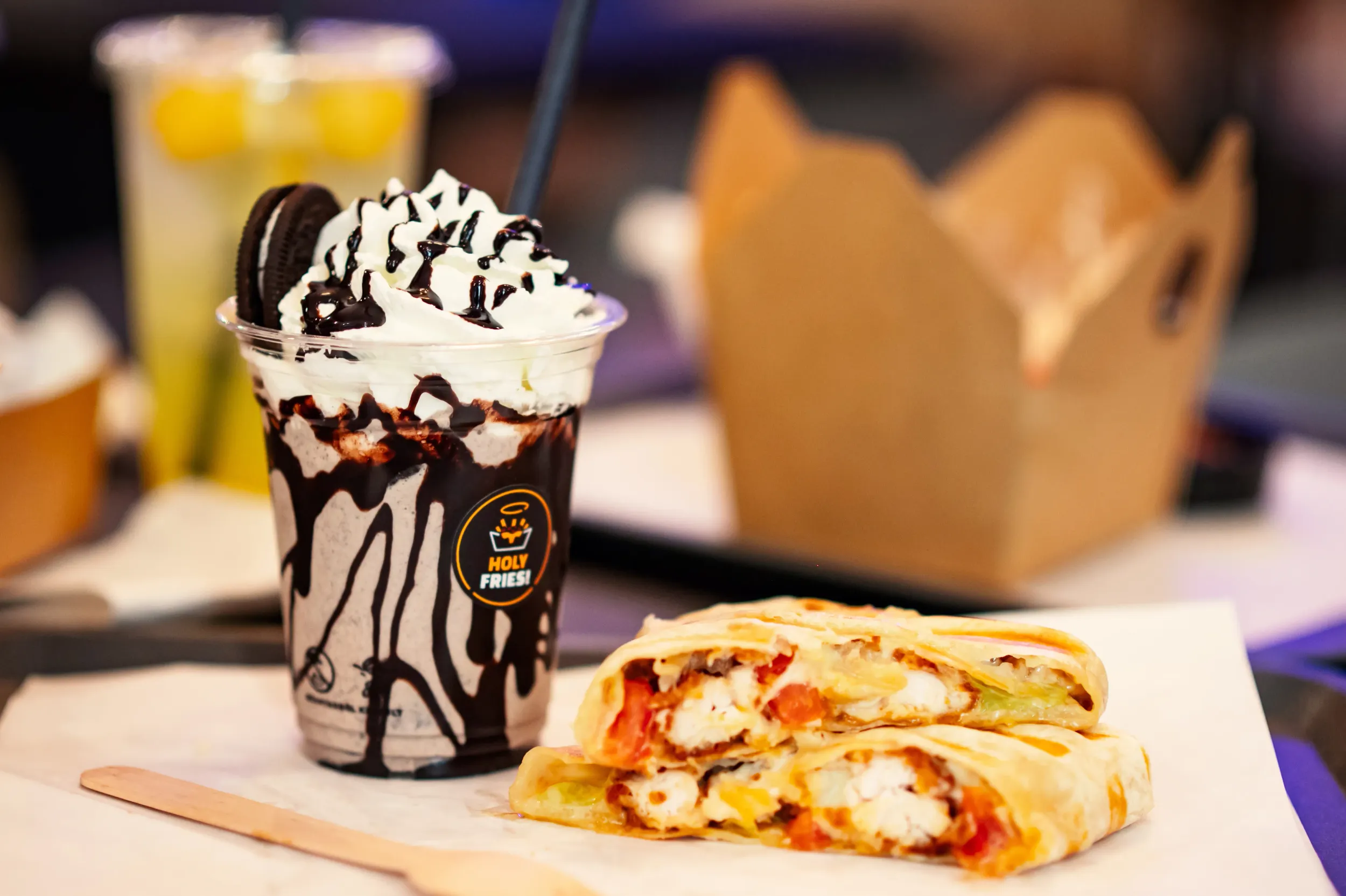 Csirkés wrap és oreós shake a Holy Fries-nál
