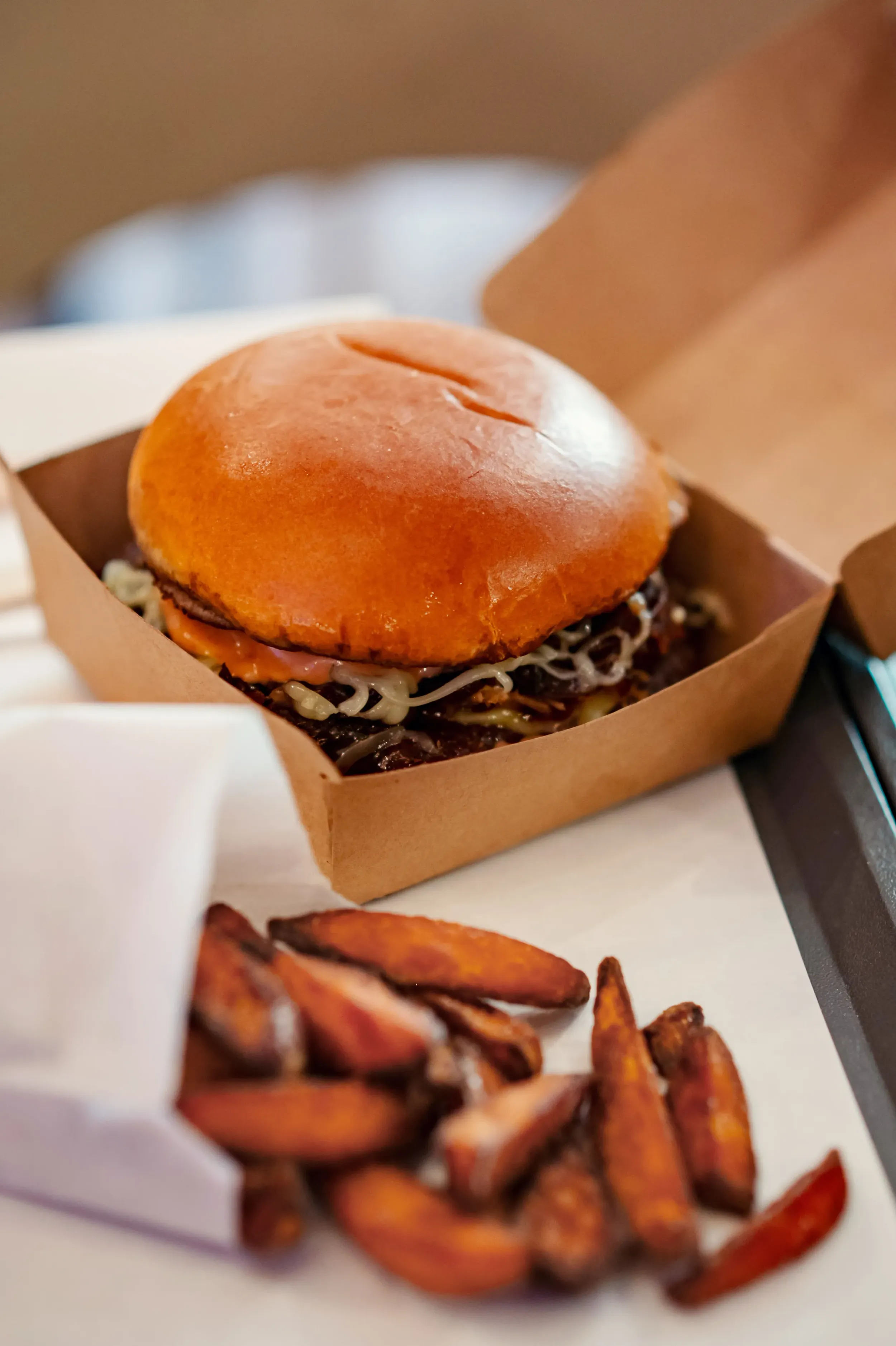 Texas smash burger és burgonya a Holy Fries étlapjáról