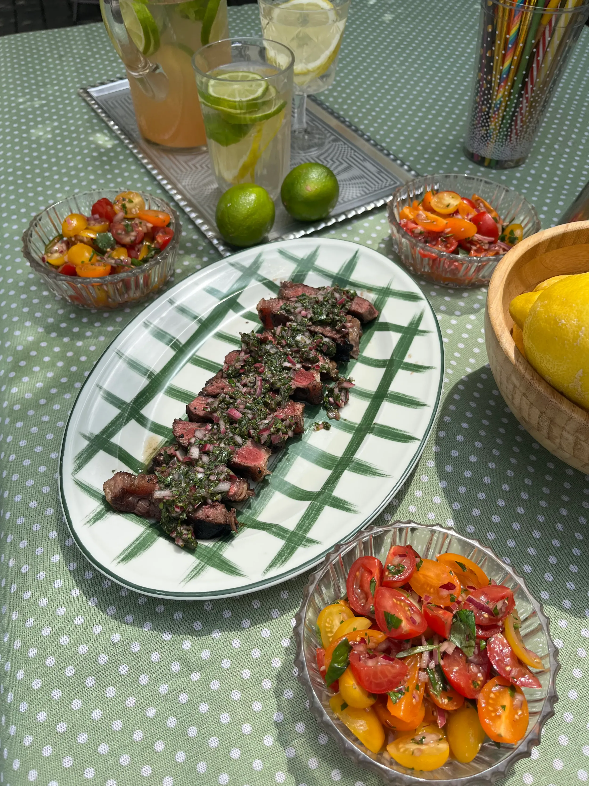 grillezett hátszín színes paradicsomsalátával és chimichurrival