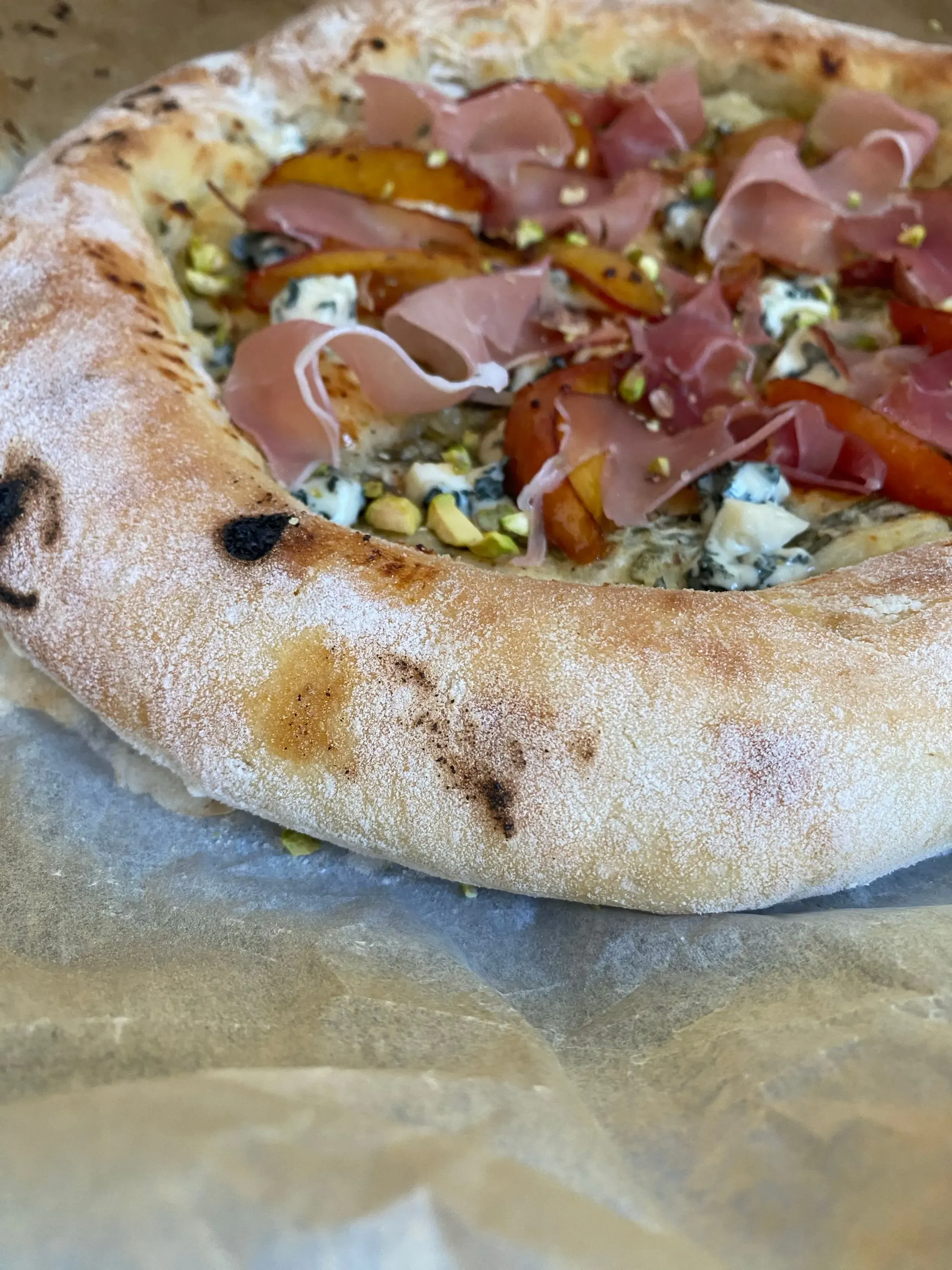 nyári barackos-sonkás kovászos pizza