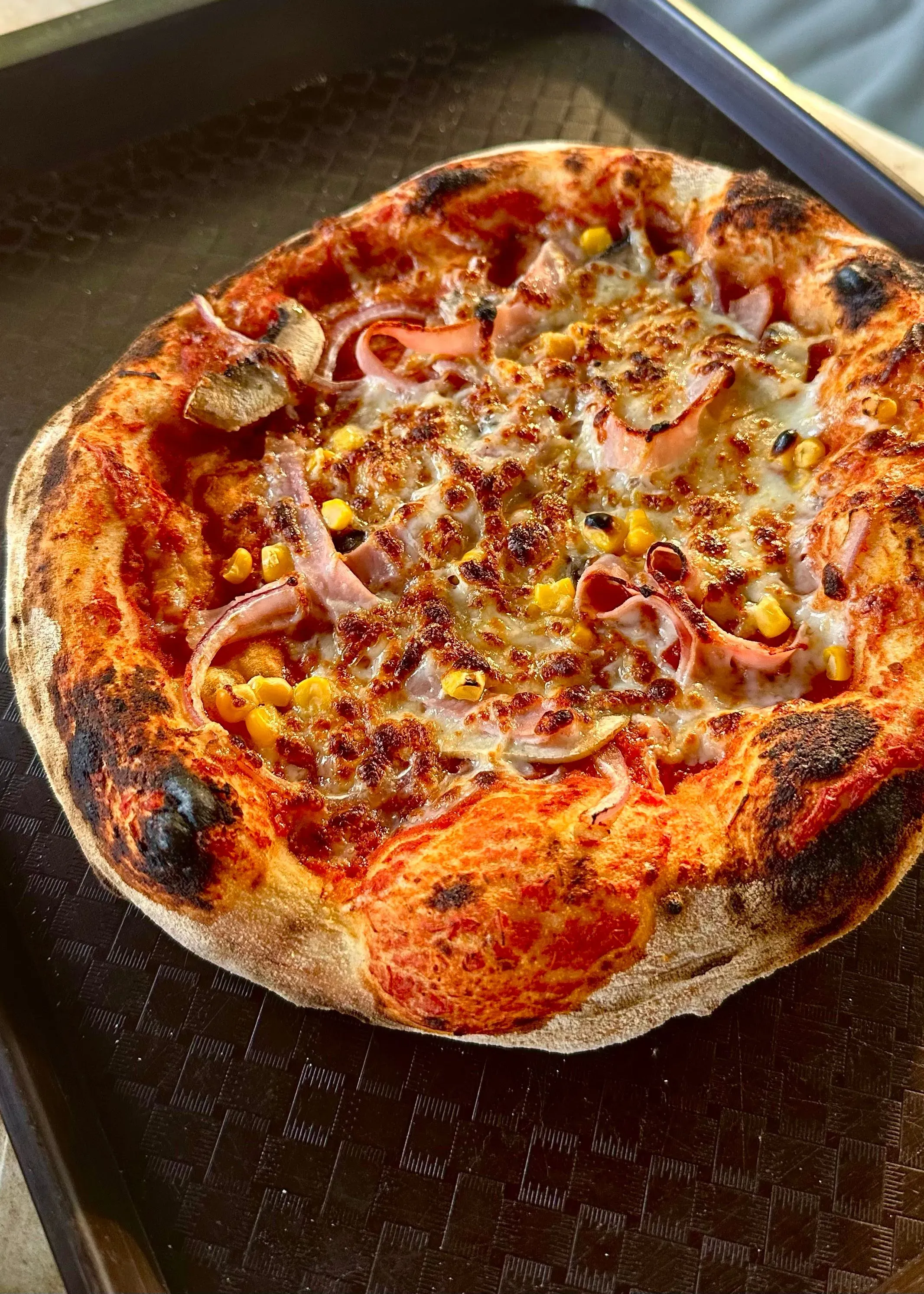 sonkás-gombás-kukoricás pizza
