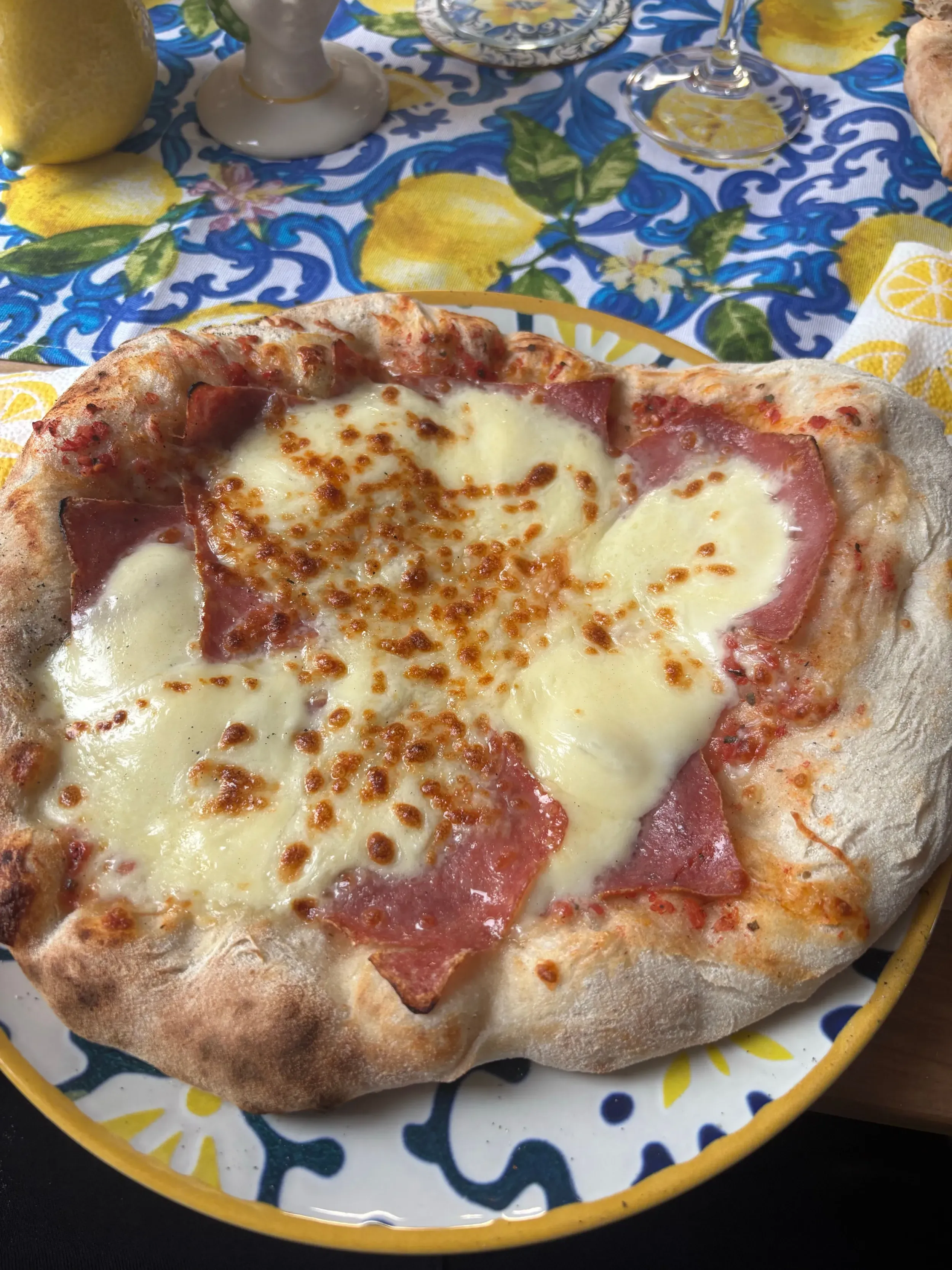 nápolyi jellegű pizza