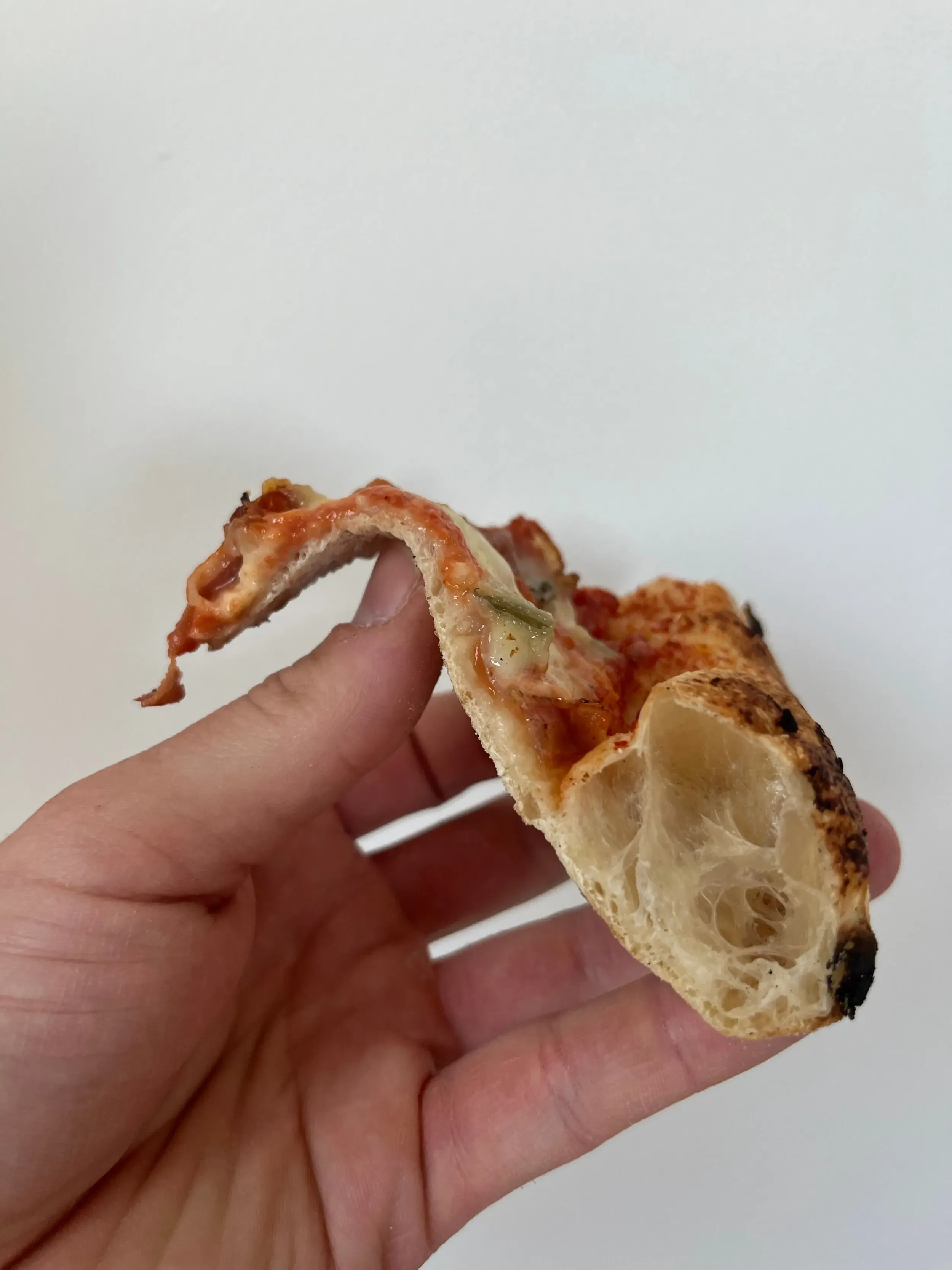 szalámis-kéksajtos nápolyi pizza gombás pesztóval