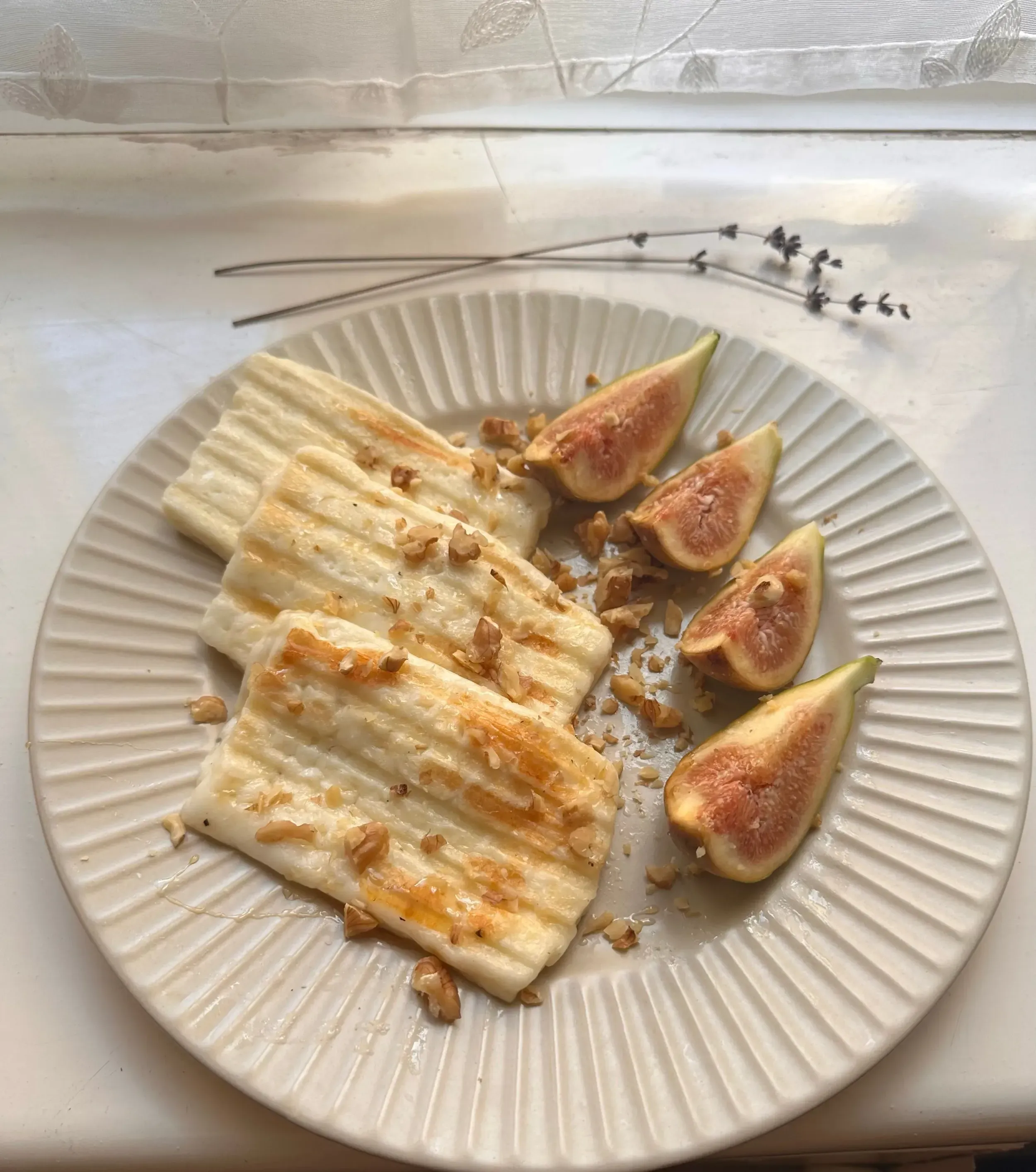 grillezett halloumi sajt meleg fügével és dióval