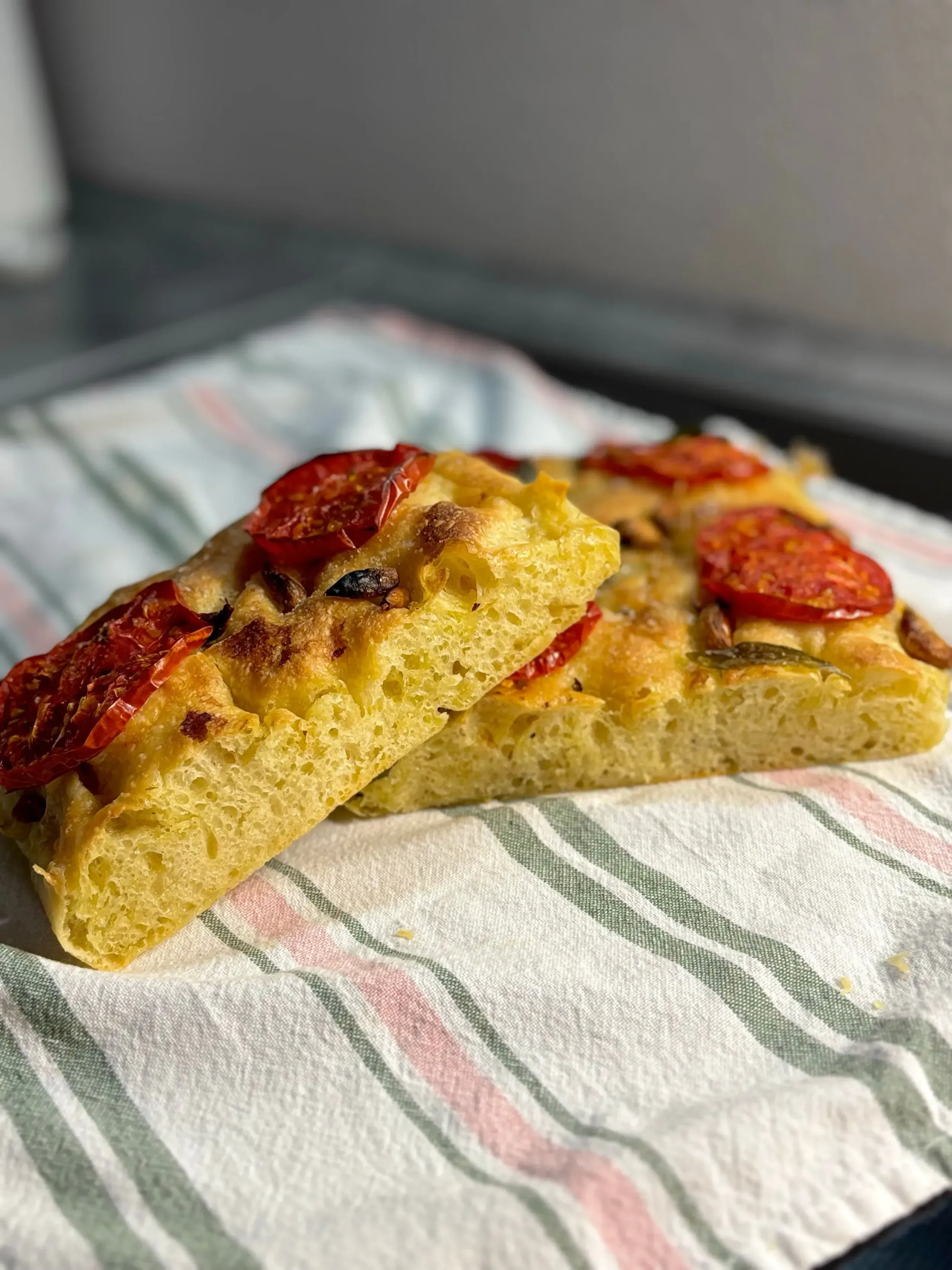 sült fokhagymás-paradicsomos focaccia