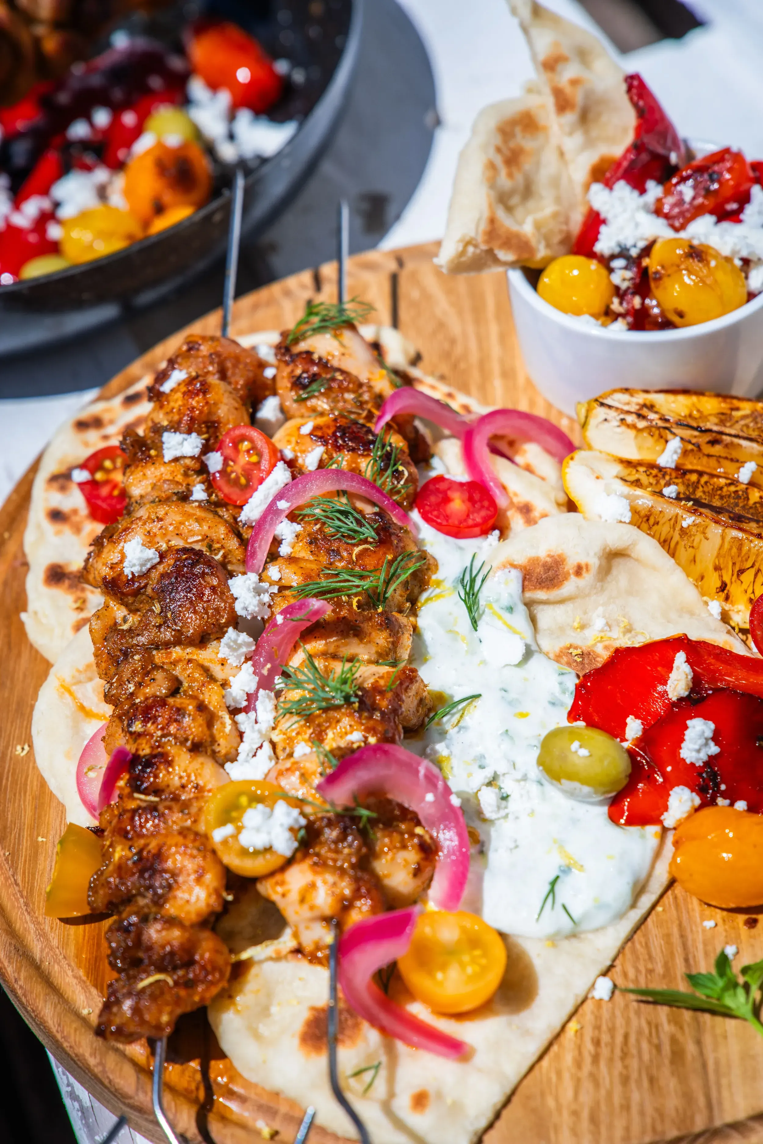 balkon-souvlaki tzatzikivel, fetás sült kápiával és görög lepénnyel