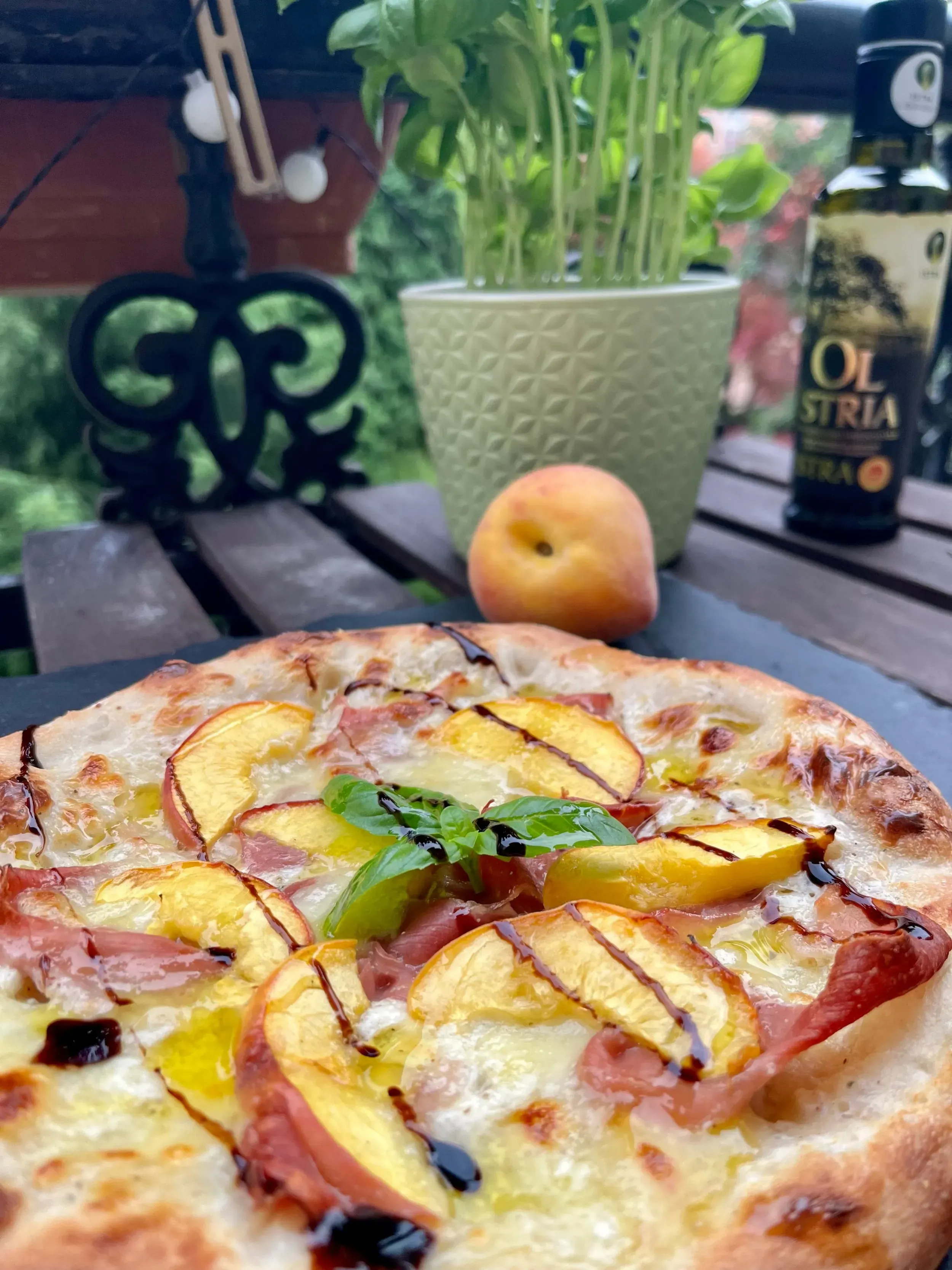 Pizza Bianca őszibarackkal