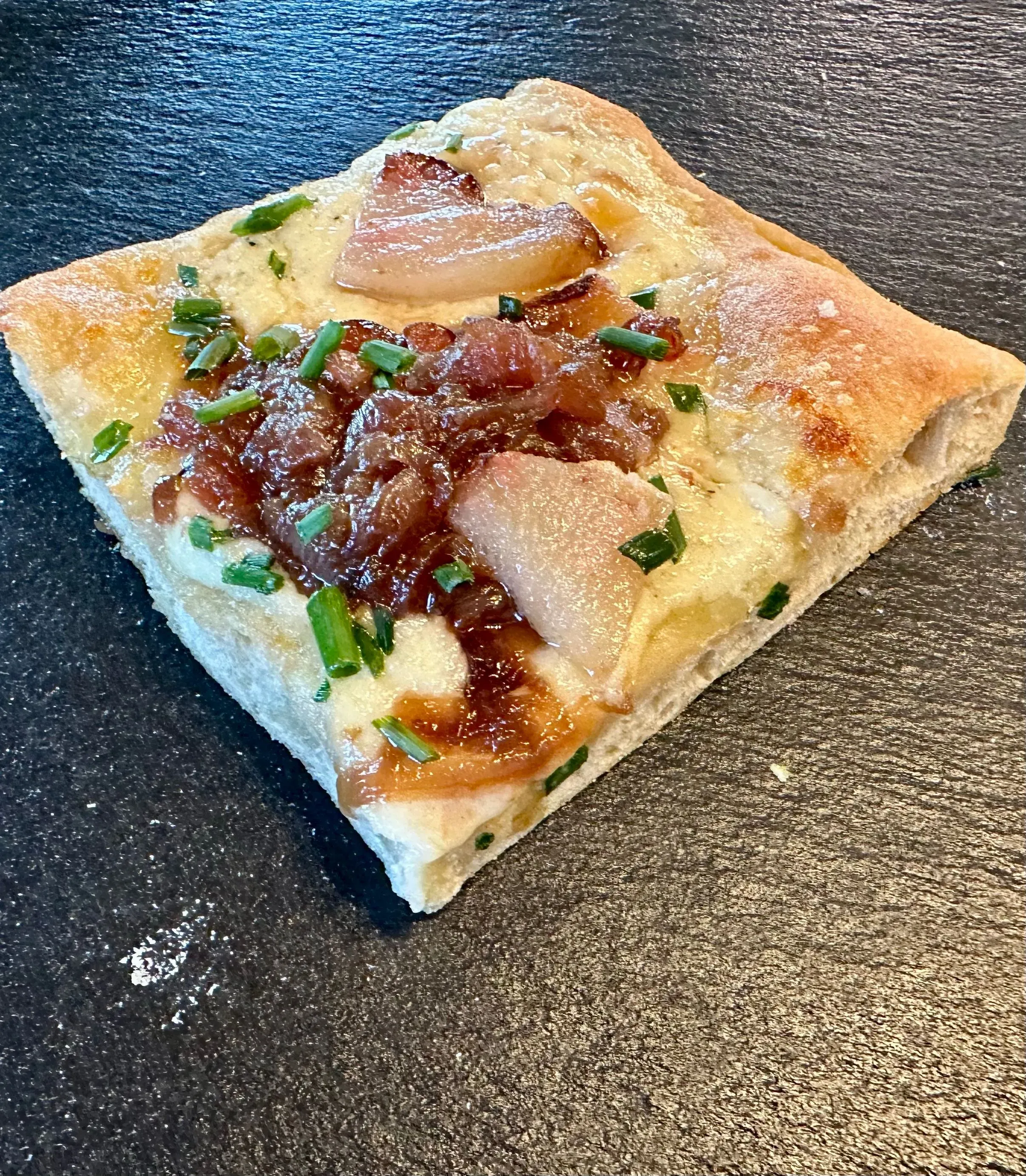 barna sörös gourmet tepsis pizza