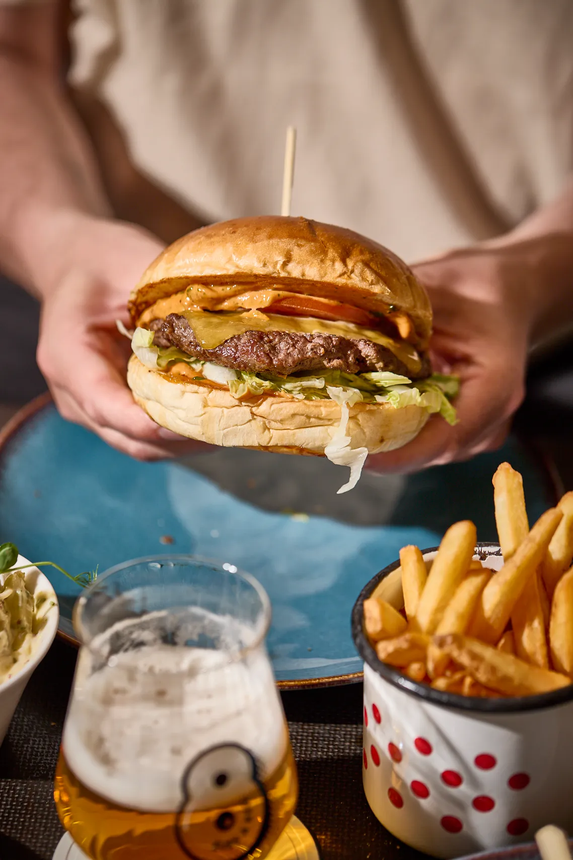 Hamburger sült krumplival és sörrel a KEG Sörművház kínálatából