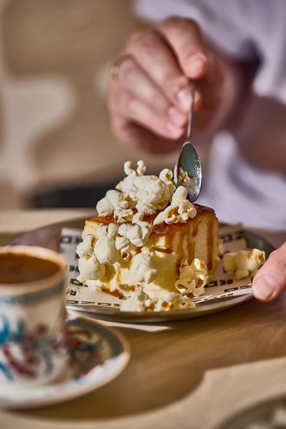 Sós karamellás, popcornos baszk sajttorta a KOZO receptje alapján