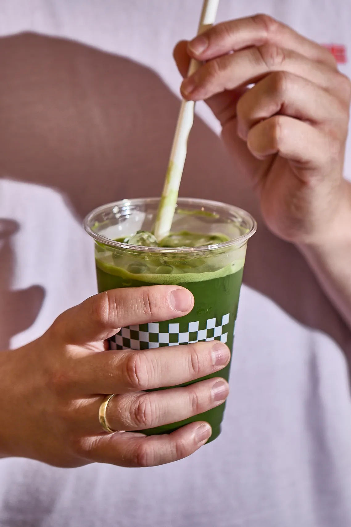 A Nolita coconut matcha refresherje kézben, szívószállal