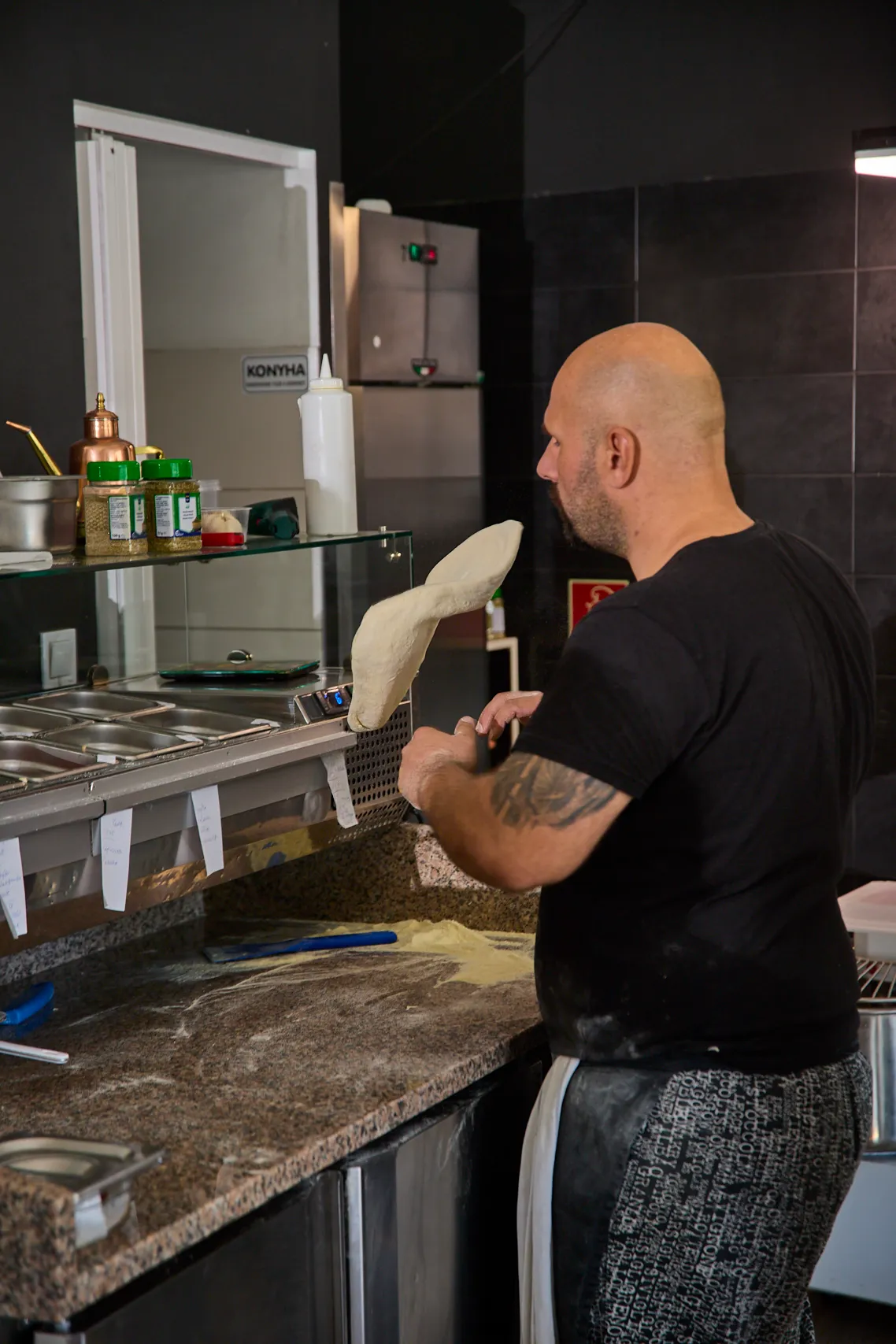 Készül a pizzatészta az Olasz Meló pultjában