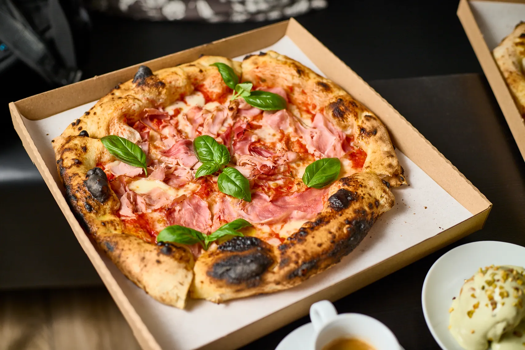 Főtt sonkás pizza az Olasz Meló kínálatából
