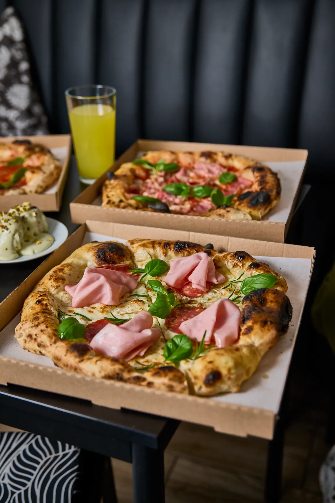 Rozmaringos alap, olasz szalámi és mortadella az Olasz Meló pizzáján