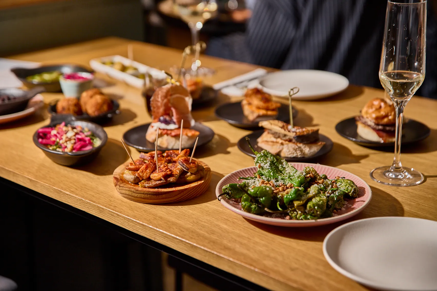 Megterített asztal a Pintxo tapasbárban