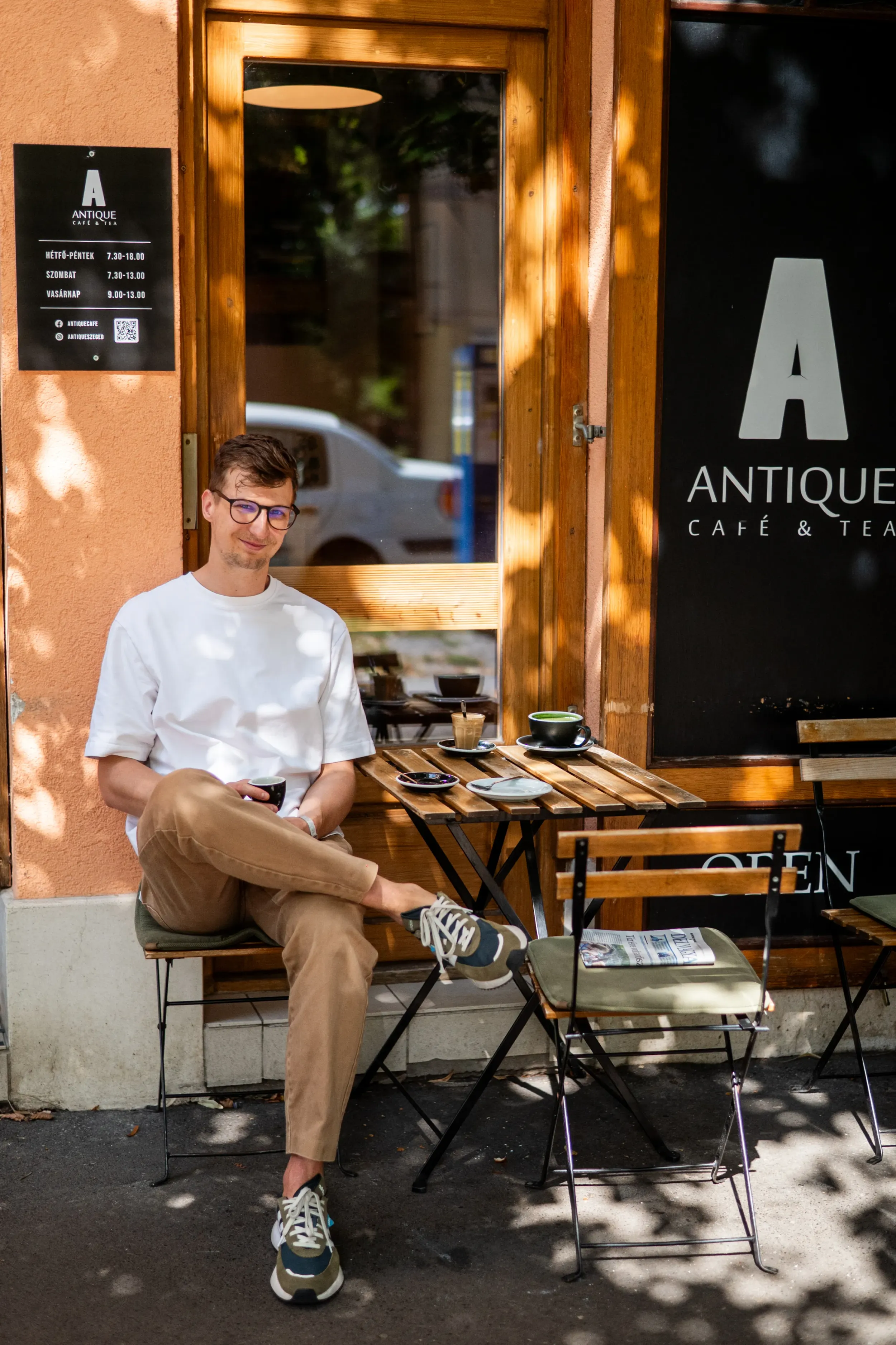 Antique Kávézó tulajdonosa