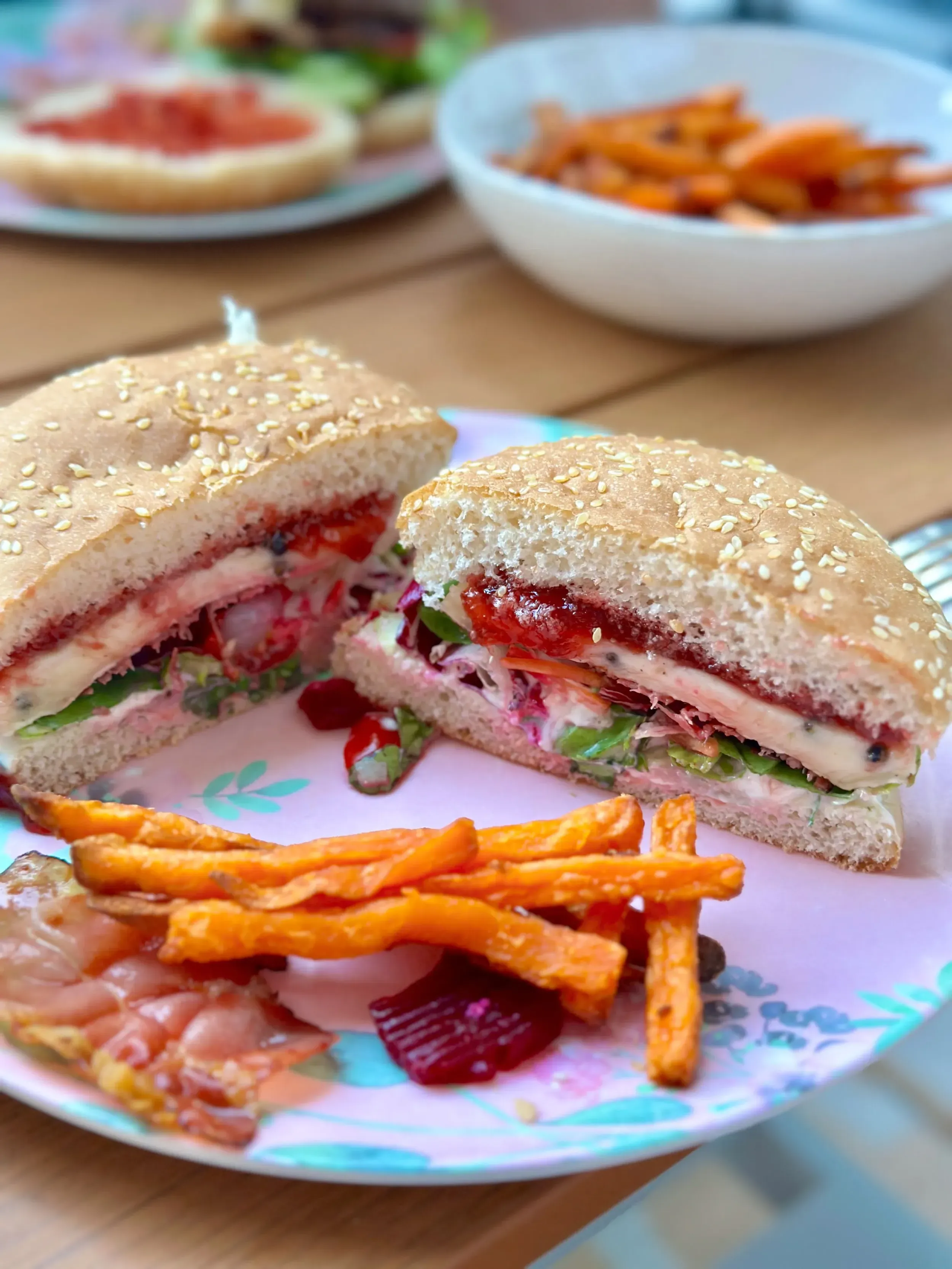 céklás, camembert sajtos hamburger