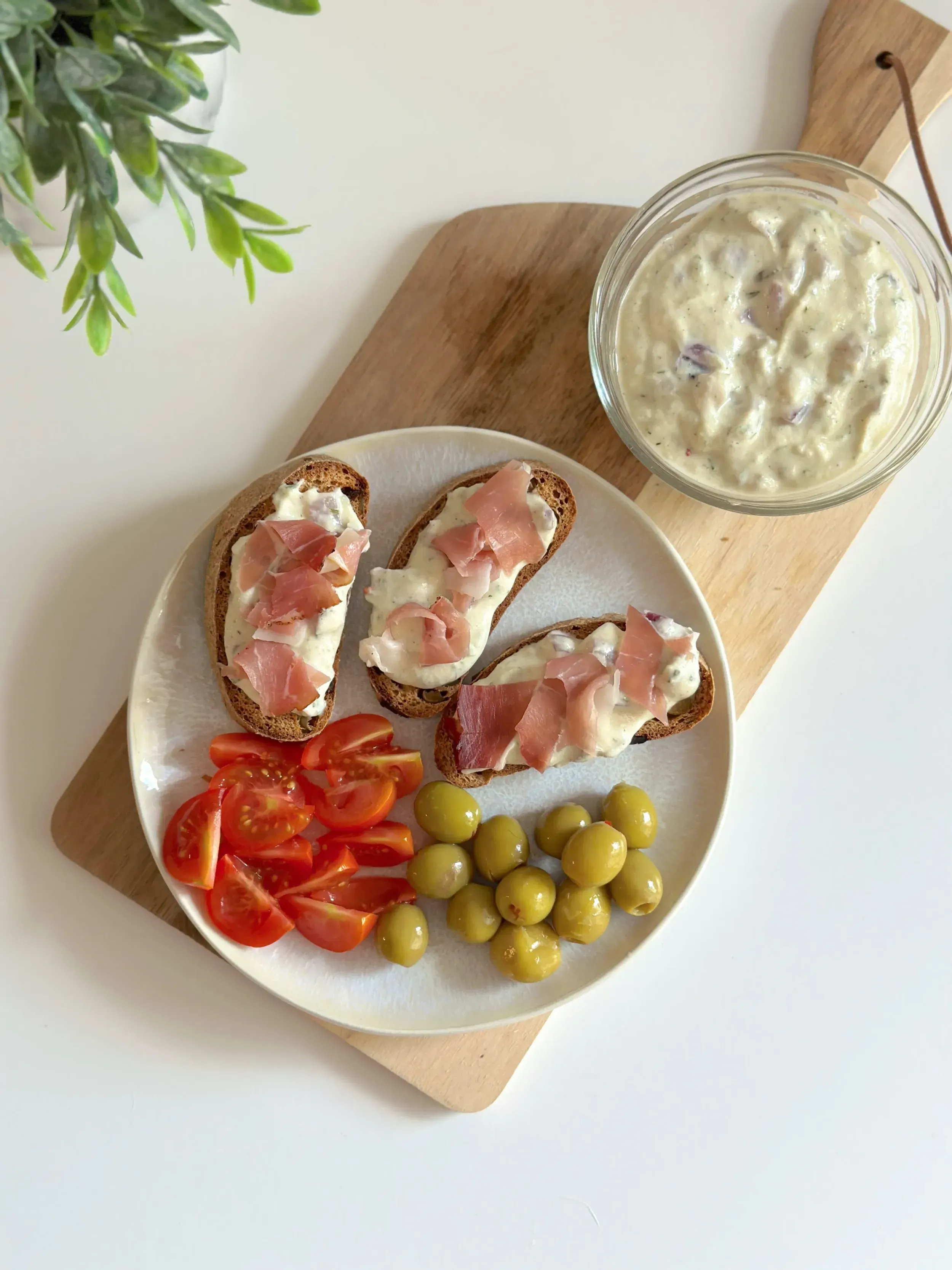 karamellizált hagymás mozzarellakrém