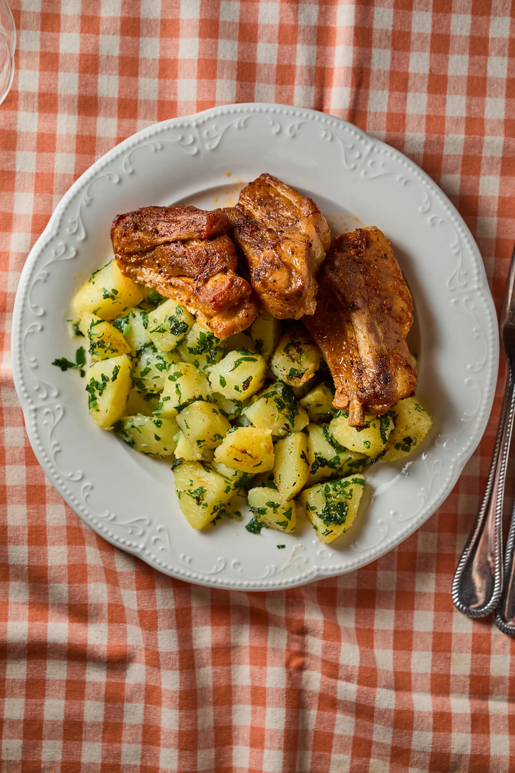 A legfinomabb sült oldalas petrezselymes burgonyával tálalva