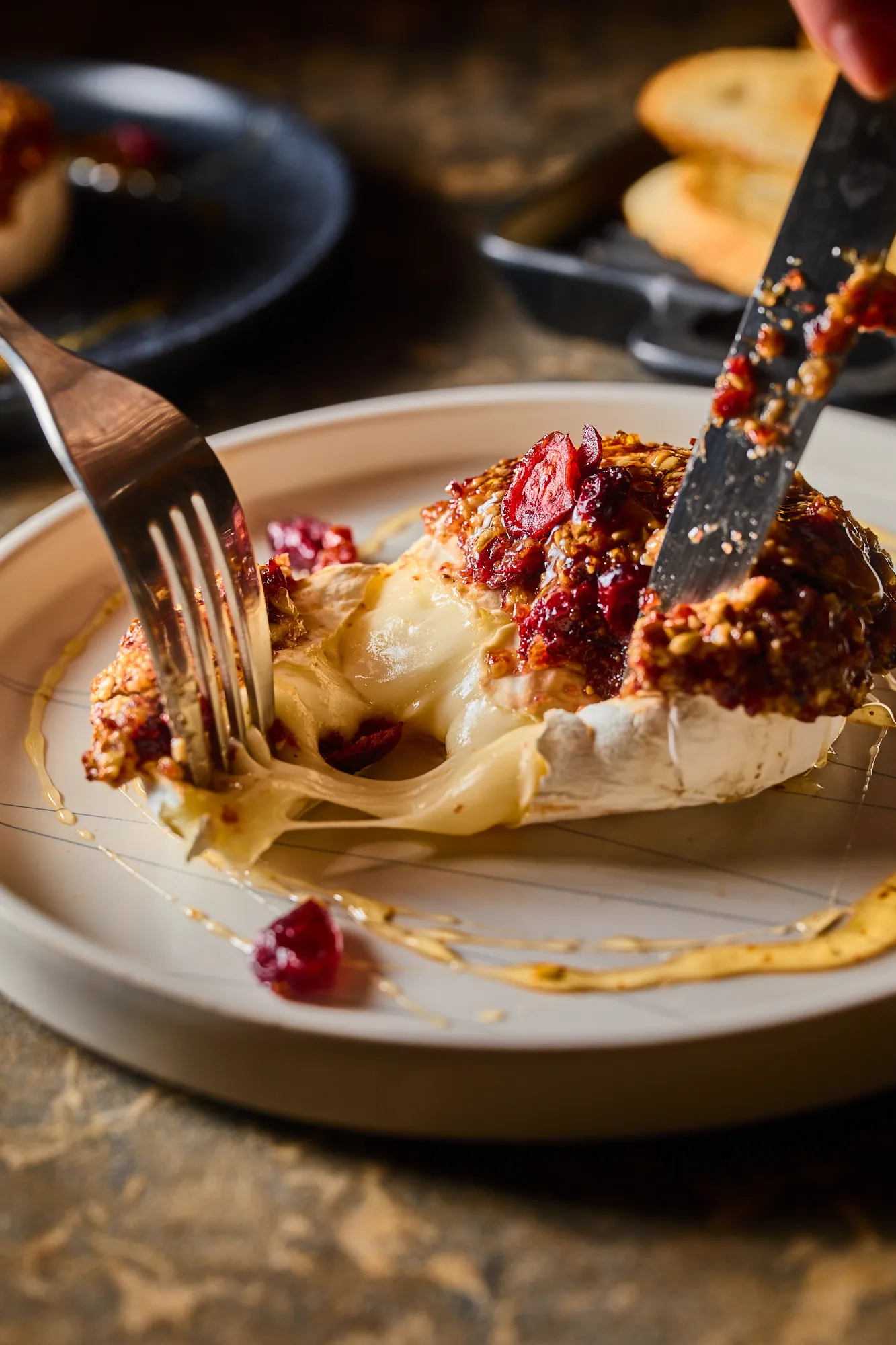 Áfonyás camembert pirított bagettel és mézes-chilis szósszal