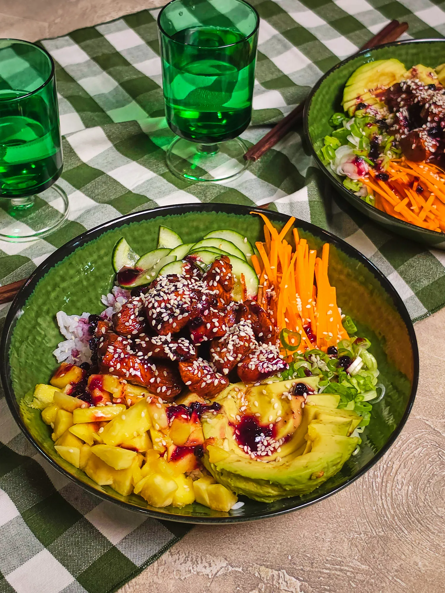 Áfonyás-csirkés poké bowl